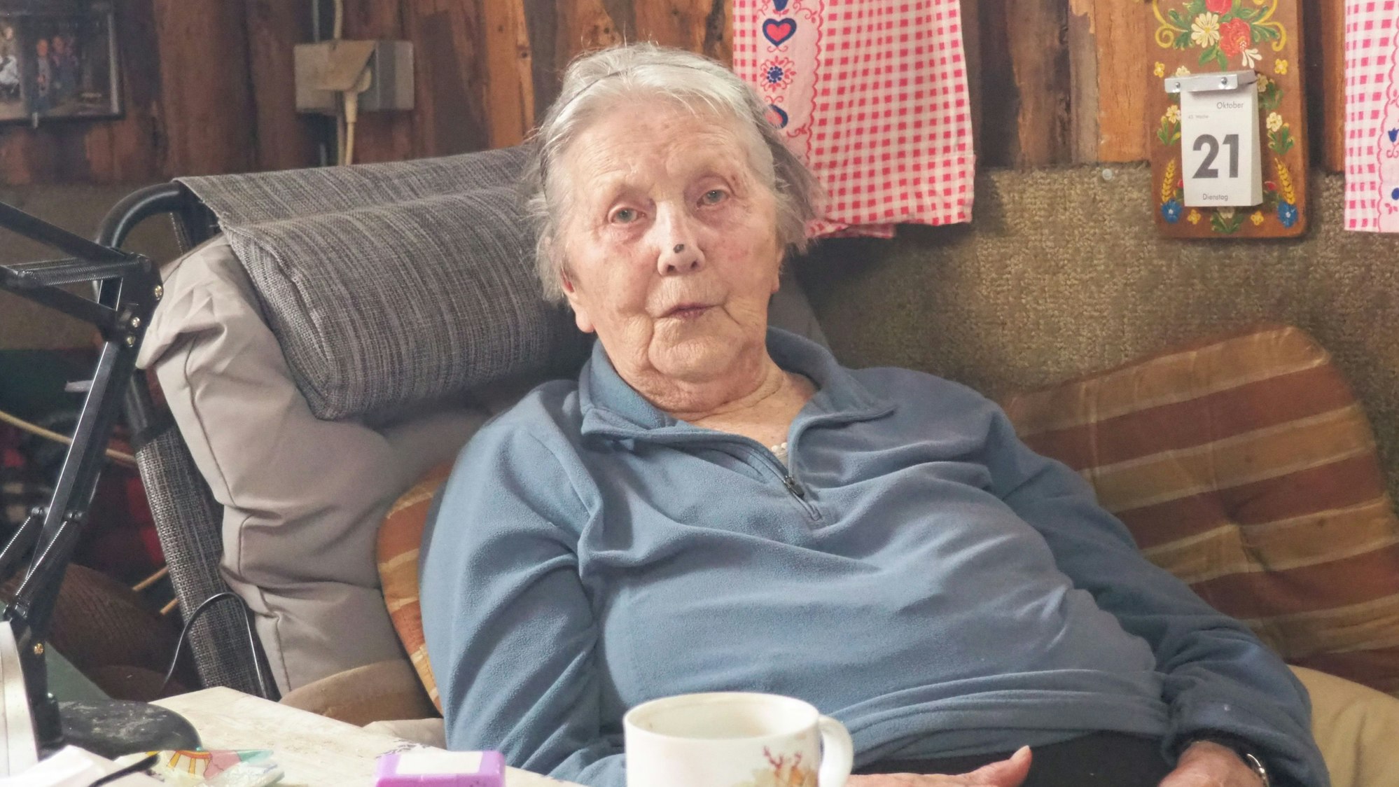 Klara Lagier sitzt im ehemaligen Reiterstübchen des Mühlenhofs in einem Sessel.