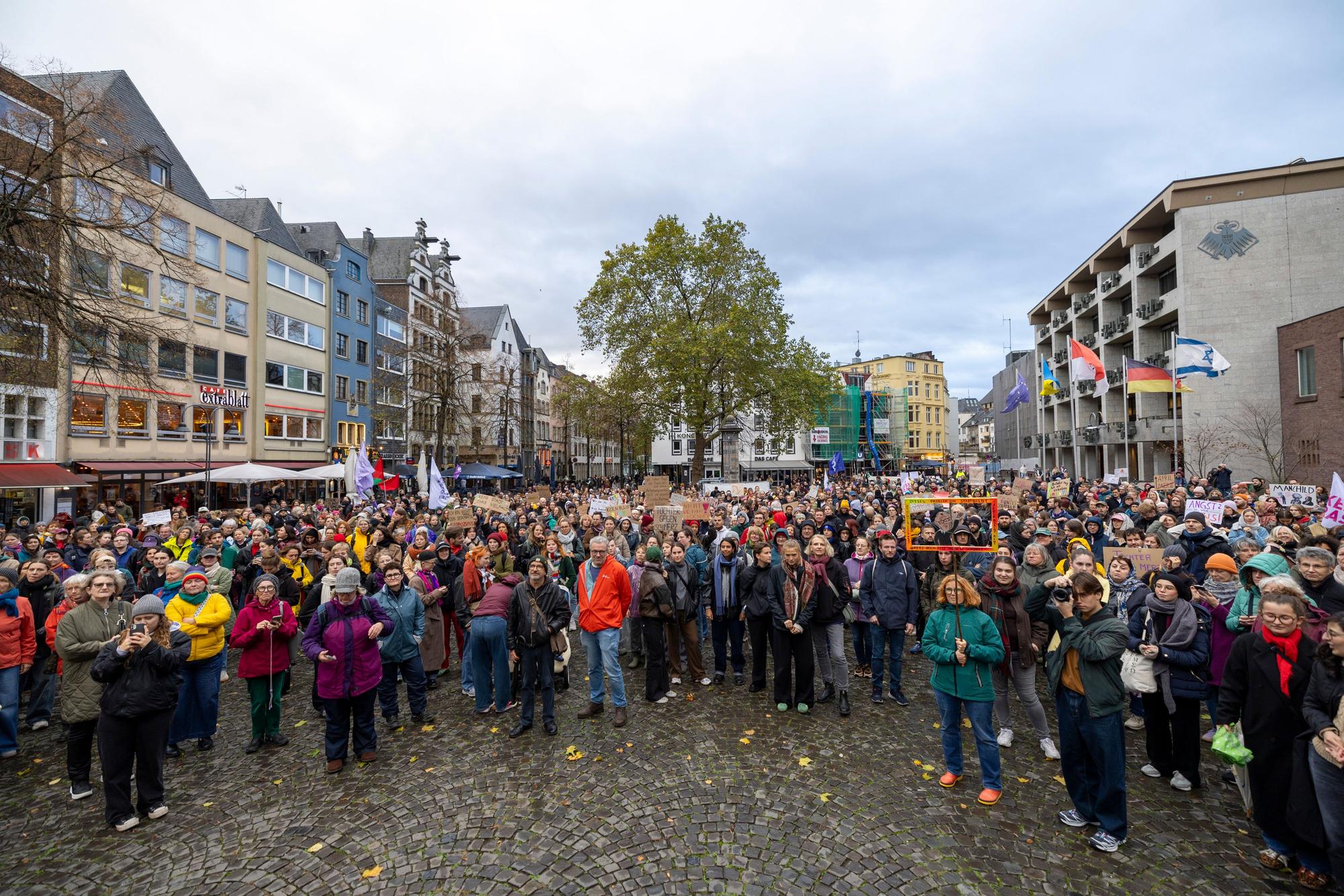 Köln: Menschen nehmen an einer Kundgebung gegen die Aussagen von Bundeskanzler Merz zu Stadtbild und Migration teil.