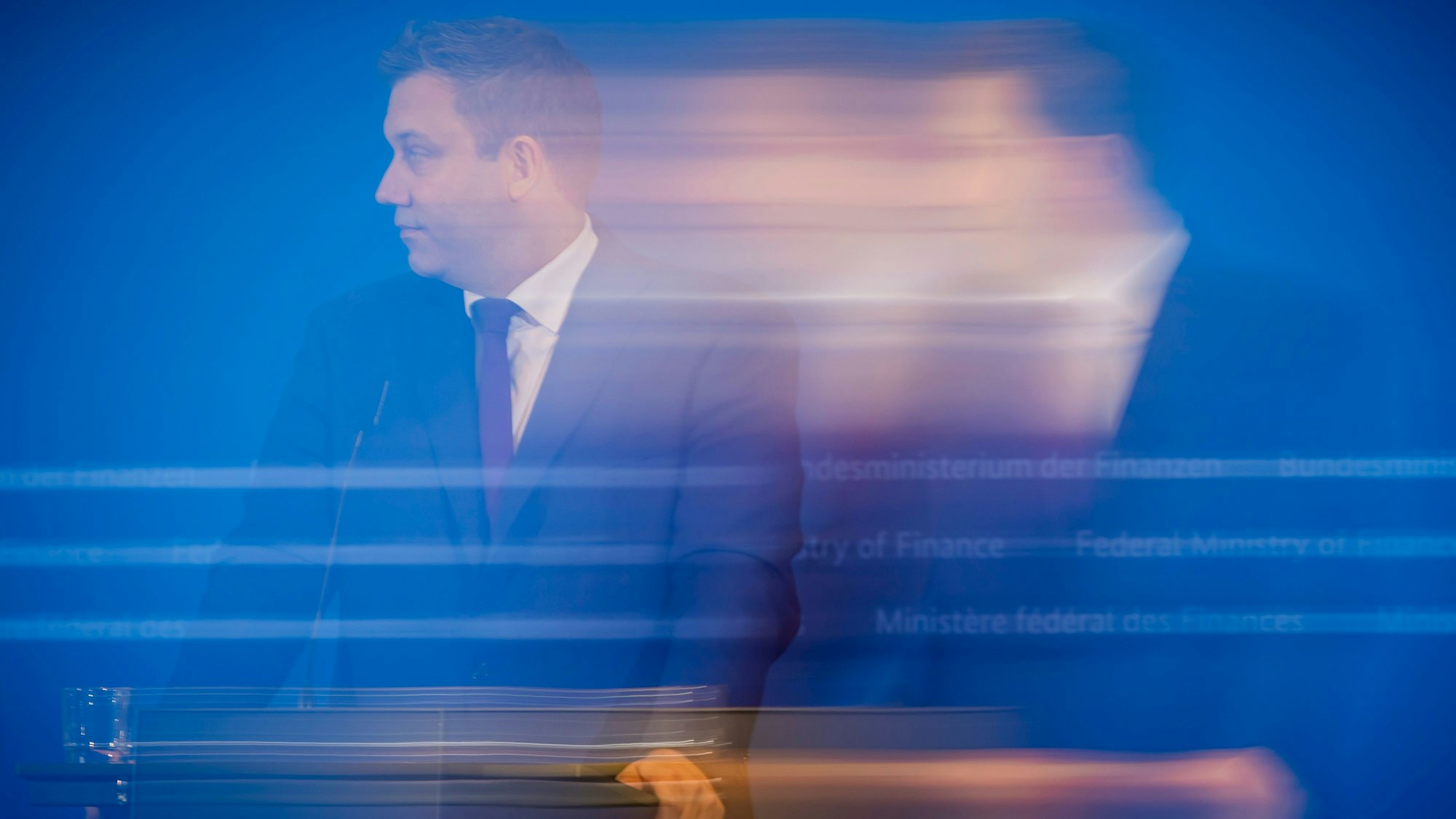 23.10.2025, Berlin: Lars Klingbeil (SPD), Bundesminister der Finanzen, äußert sich bei einer Pressekonferenz zur Sitzung des Arbeitskreises Steuerschätzung im Bundesfinanzministerium. (Wischeffekt durch Mitziehen) Foto: Christoph Soeder/dpa +++ dpa-Bildfunk +++