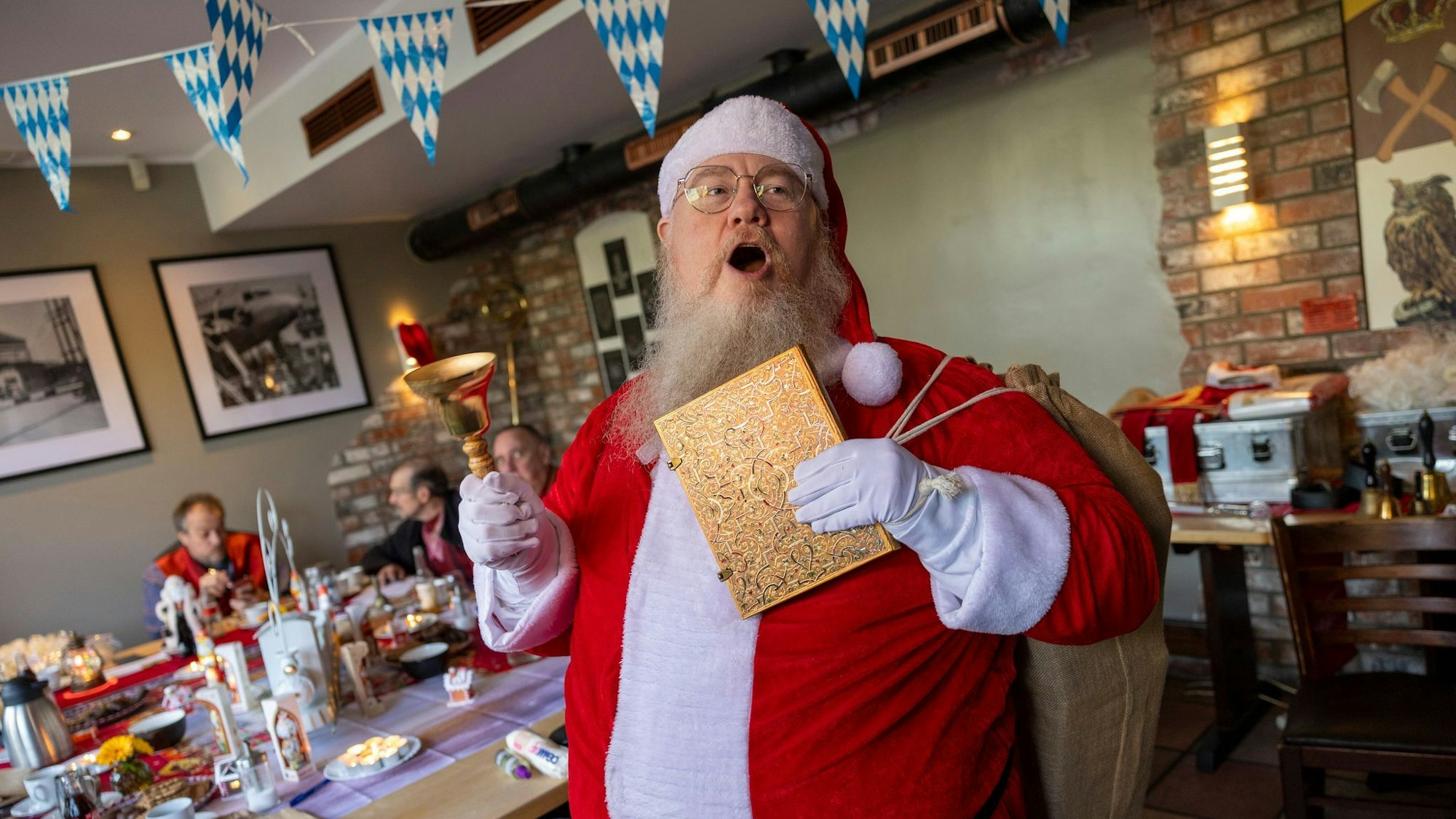 Bastian Kluth, einer der Teilnehmer der Weihnachtsmann-Schulung, zeigt sein Kostüm.
