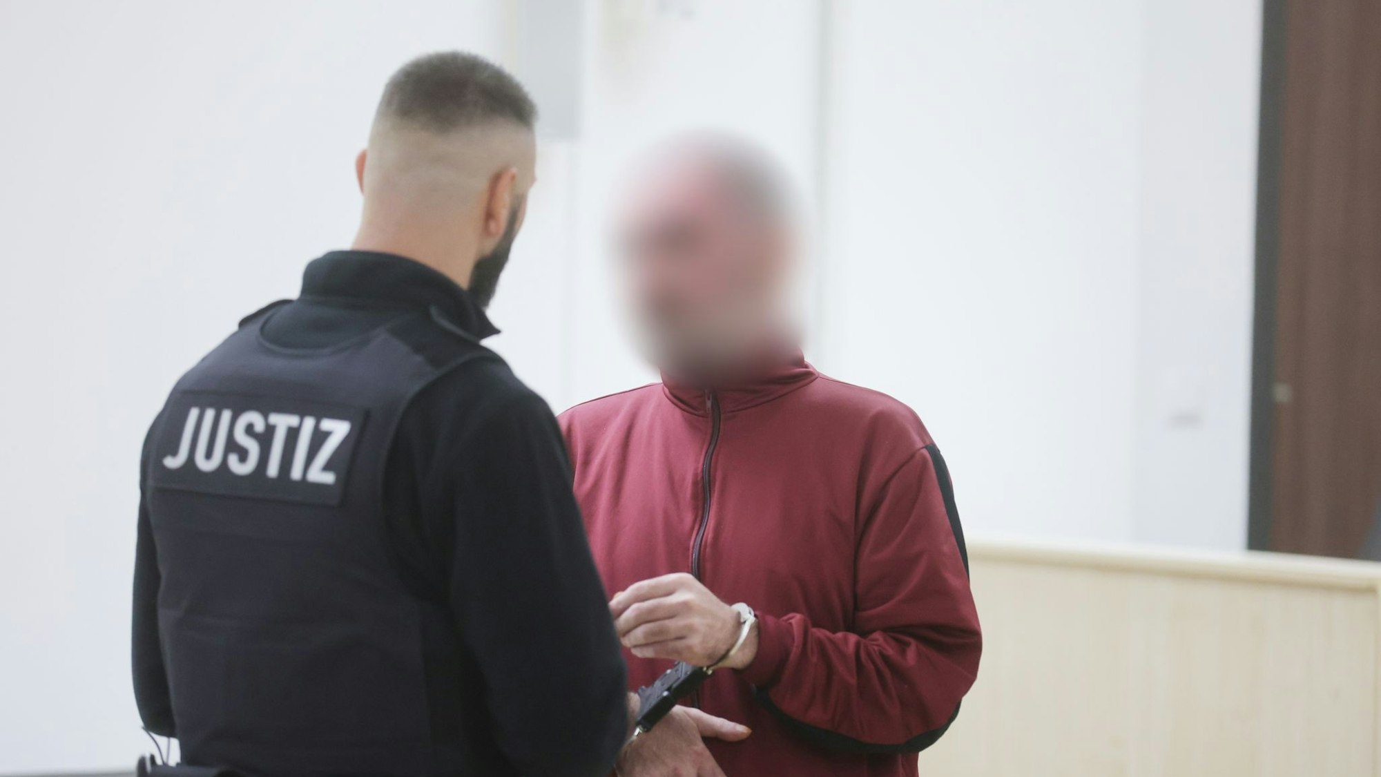 Der Angeklagte ließ über seinen Verteidiger erklären, dass er die Tat zutiefst bereue.