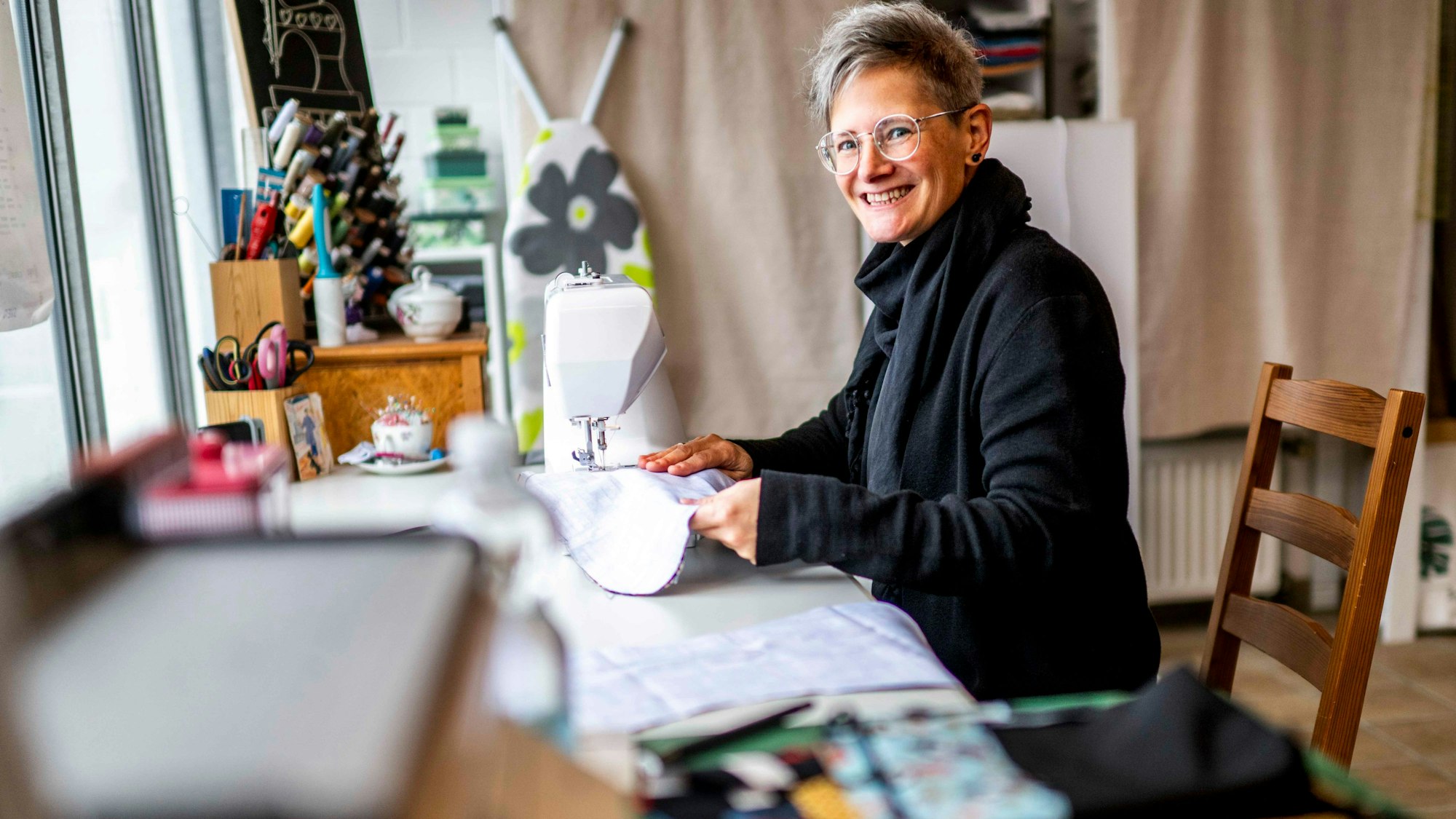 Silke Spilles sitzt an einer Nähmaschine.