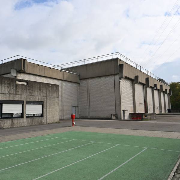 Der Sportkomplex aus Beton ist von außen zu sehen.