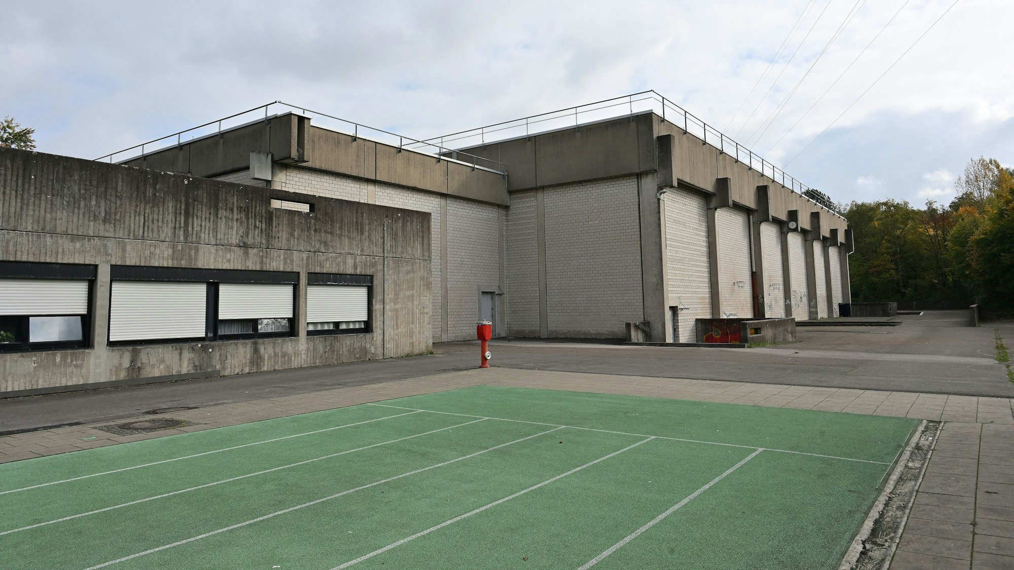 Der Sportkomplex aus Beton ist von außen zu sehen.