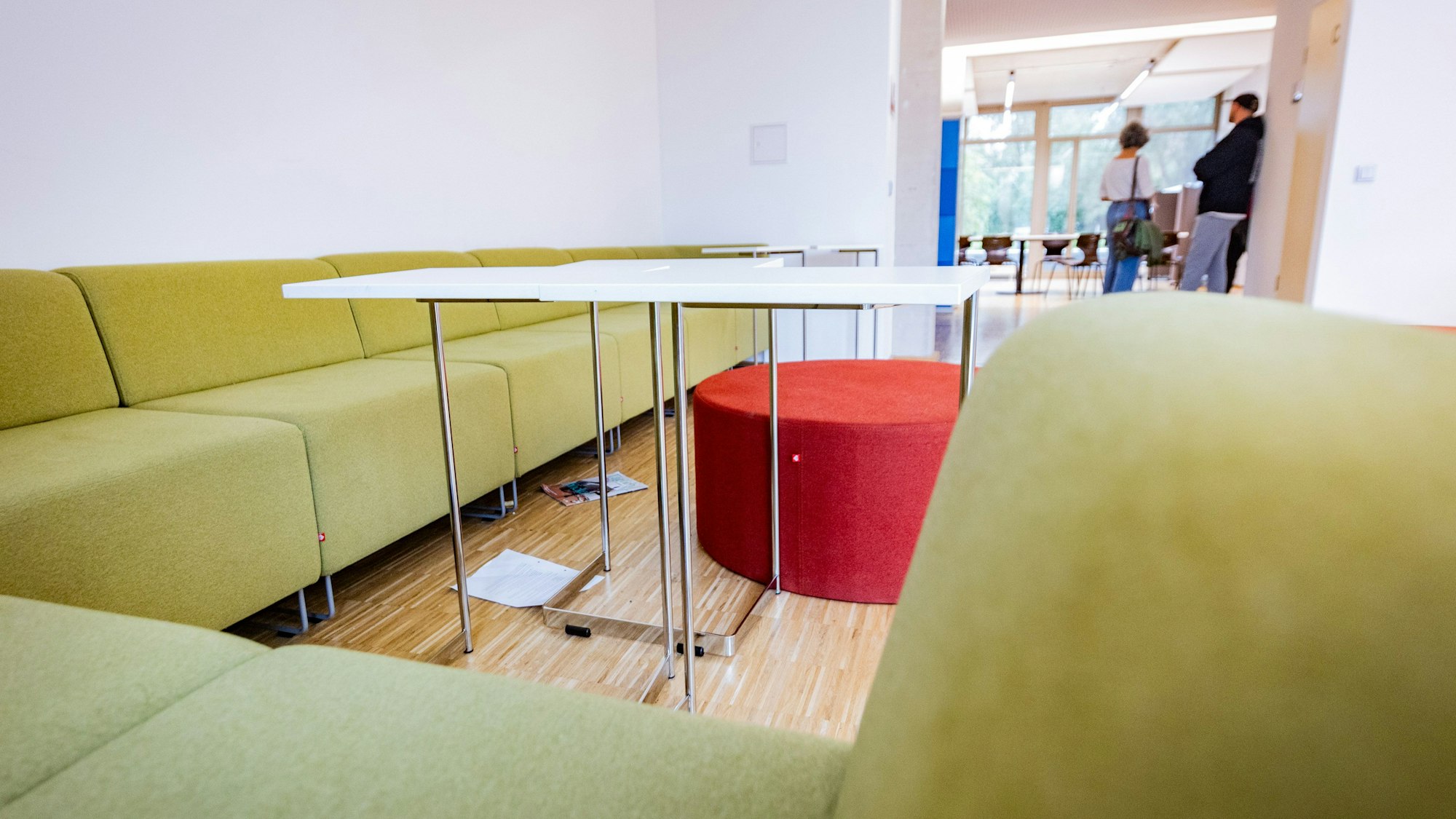 Sofas, ein Tisch und ein Sitzhocker.