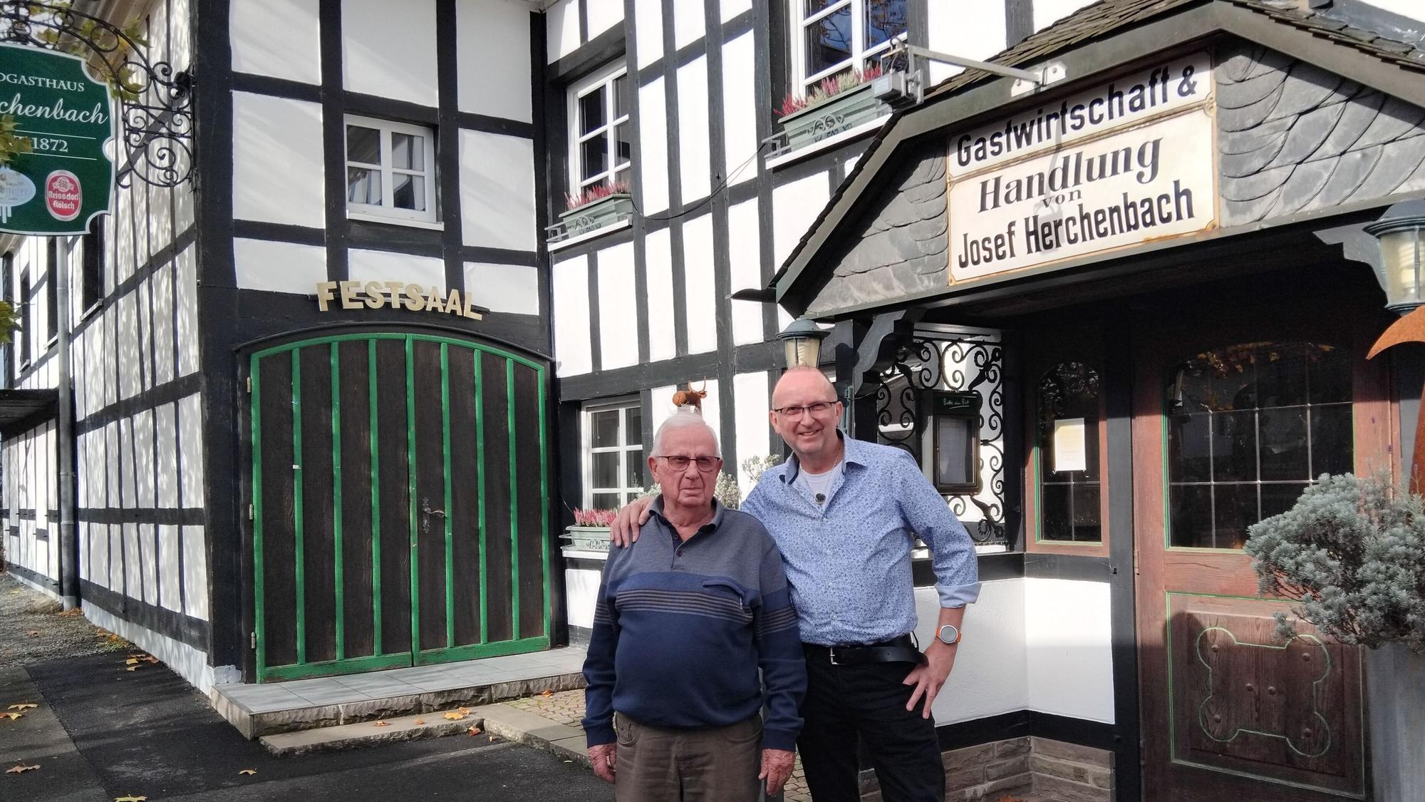 Das Landgasthaus in Eischeid wird in der fünften Generation geführt von Andreas Herchenbach (r.), hier mit seinem Vater Hermann Josef (85).