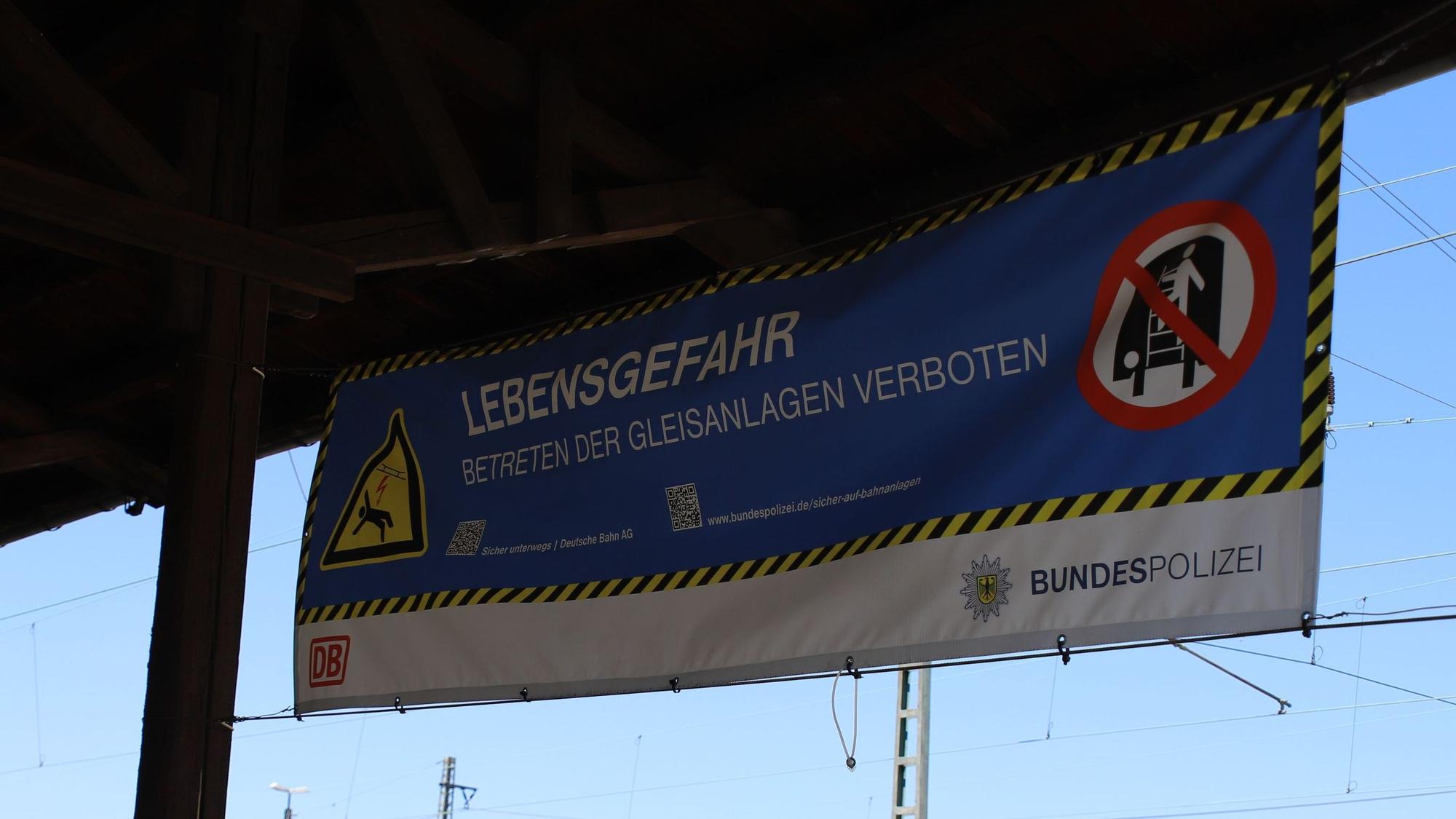 Thomas Dreischoff hat am Güterbahnhof Troisdorf seinen Sohn bei einem Lichtbogen-Unglück verloren und klagt die Deutsche Bahn an.