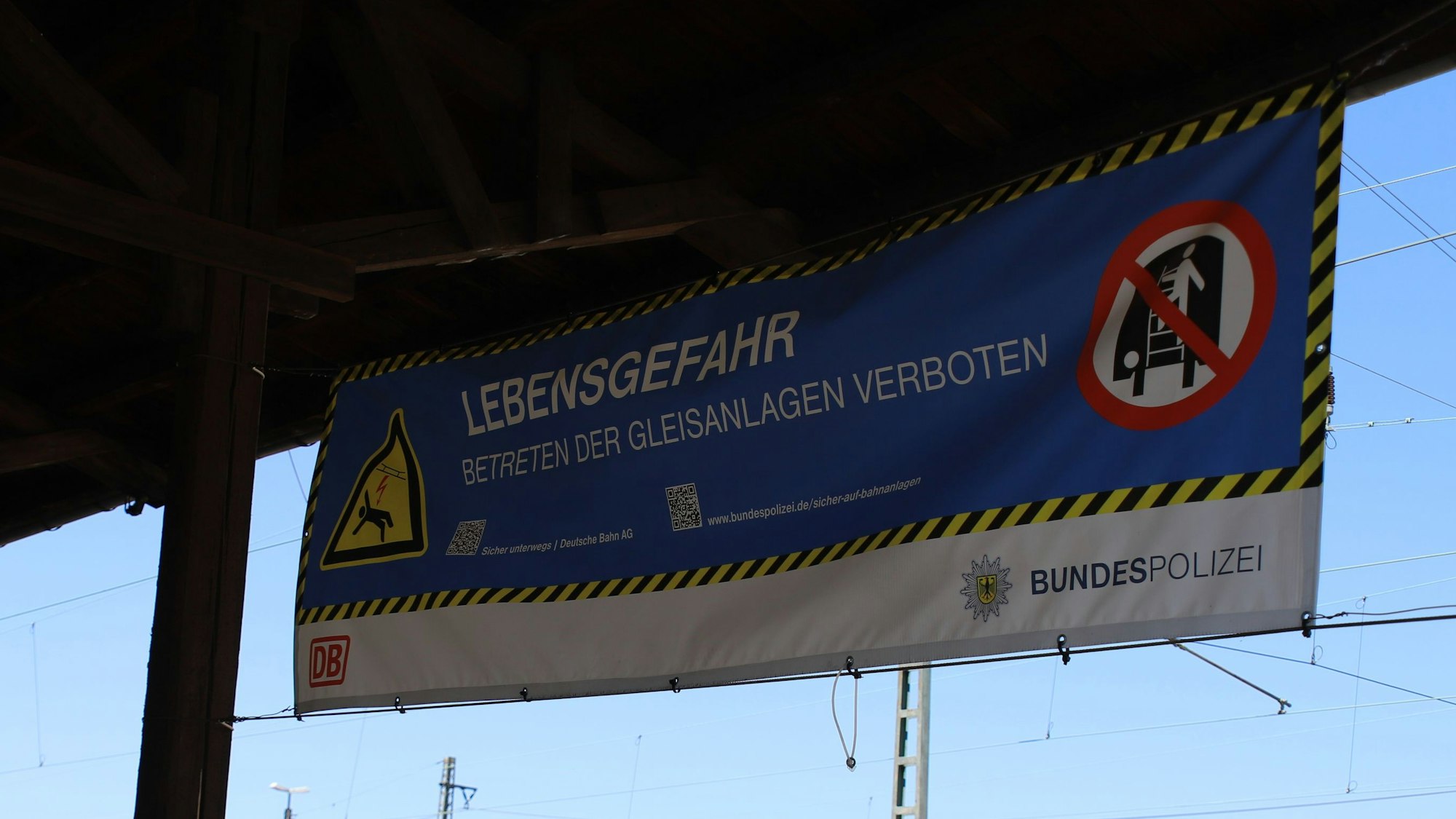 Thomas Dreischoff hat am Güterbahnhof Troisdorf seinen Sohn bei einem Lichtbogen-Unglück verloren und klagt die Deutsche Bahn an.