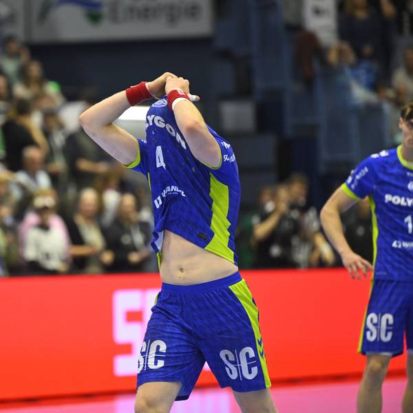 Nach dem Abpfiff zieht Ellidi Vidarsson das Trikot über den Kopf.