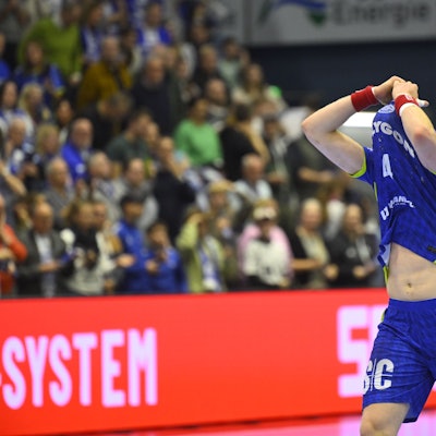 Nach dem Abpfiff zieht Ellidi Vidarsson das Trikot über den Kopf.