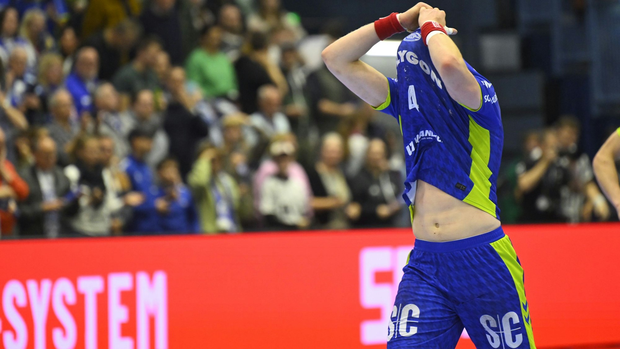 Nach dem Abpfiff zieht Ellidi Vidarsson das Trikot über den Kopf.