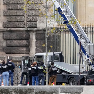 Polizeibeamte ermitteln am Louvre-Museum an einem von Dieben benutzten Lastenaufzug.