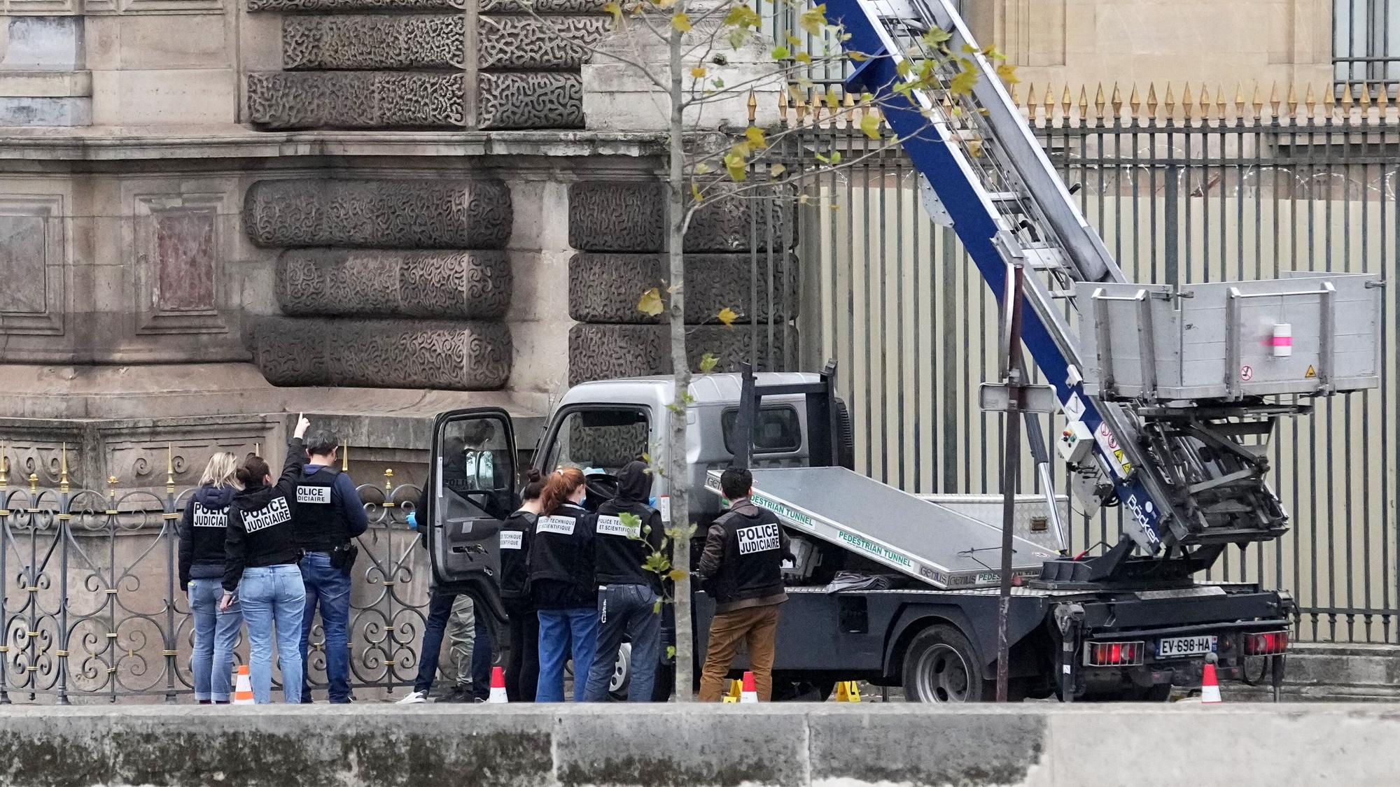 Polizeibeamte ermitteln am Louvre-Museum an einem von Dieben benutzten Lastenaufzug.