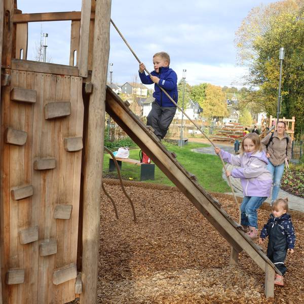 Auf dem neuen Freizeitgelände am Kulturbahnhof der Gemeinde ist auch ein Spielplatz entstanden. Der wird bereits rege genutzt von Kindern und Jugendlichen aus der Nachbarschaft. Das Foto zeigt Kinder beim Klettern.