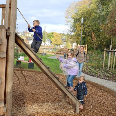 Auf dem neuen Freizeitgelände am Kulturbahnhof der Gemeinde ist auch ein Spielplatz entstanden. Der wird bereits rege genutzt von Kindern und Jugendlichen aus der Nachbarschaft. Das Foto zeigt Kinder beim Klettern.