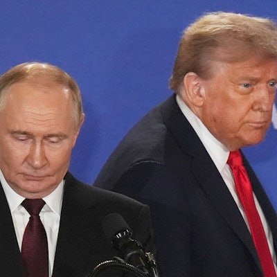 US-Präsident Donald Trump (r.) und der russische Präsident Wladimir Putin kommen zu einer gemeinsamen Pressekonferenz auf der Joint Base Elmendorf-Richardson in Alaska (Archivbild vom 15. August 2025). Ein weiteres Treffen wird es vorerst nicht geben.