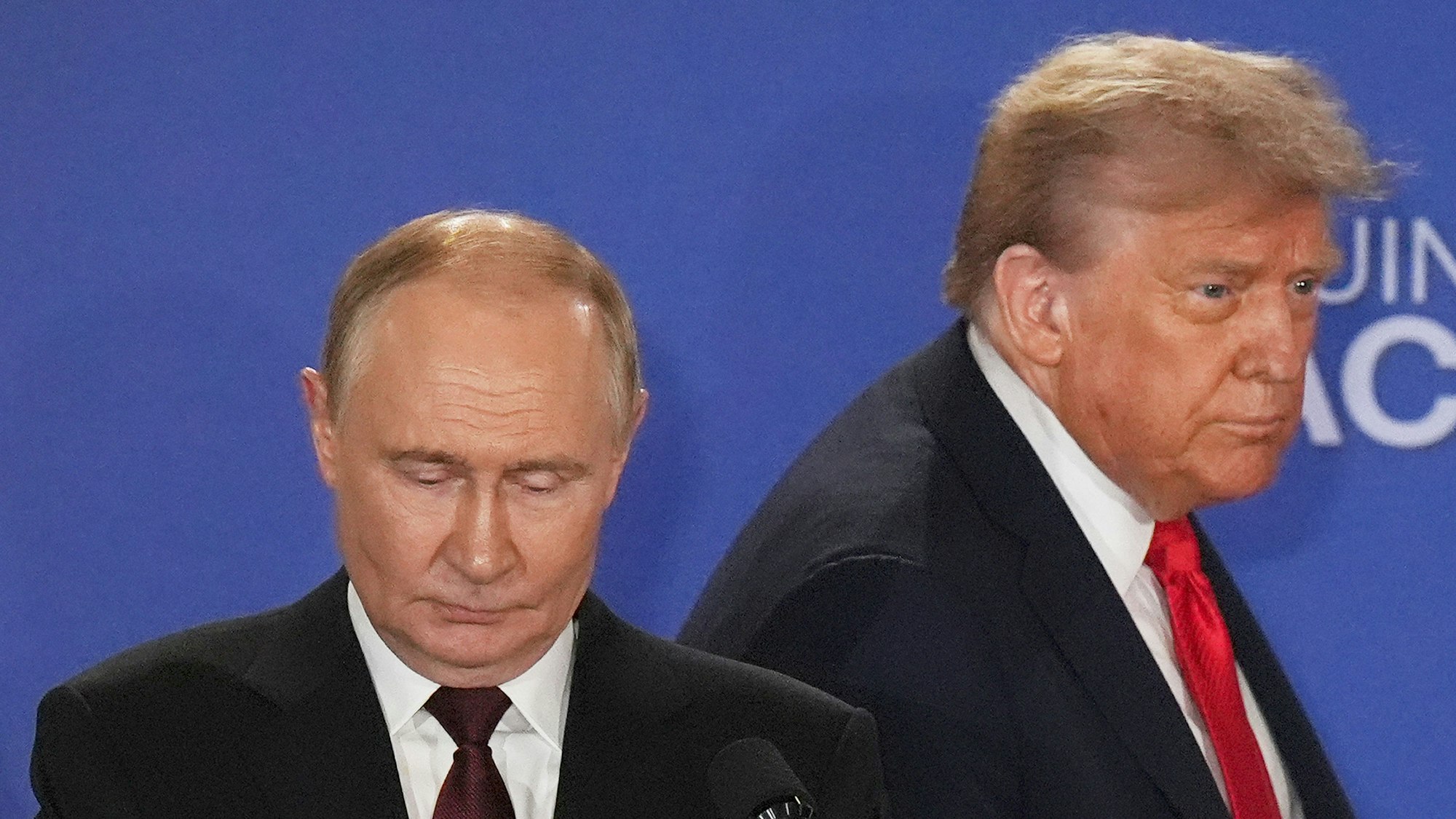 US-Präsident Donald Trump (r.) und der russische Präsident Wladimir Putin kommen zu einer gemeinsamen Pressekonferenz auf der Joint Base Elmendorf-Richardson in Alaska (Archivbild vom 15. August 2025). Ein weiteres Treffen wird es vorerst nicht geben.