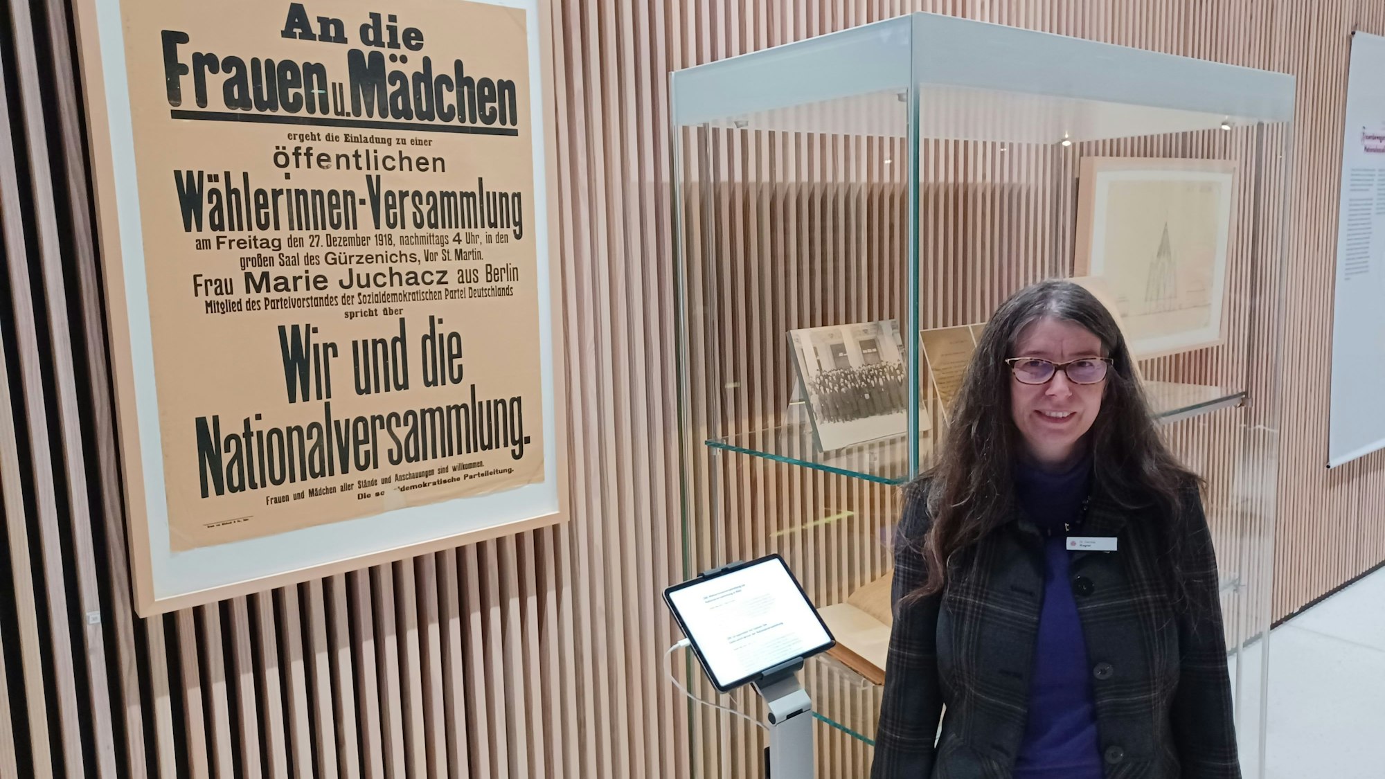 Den Errungenschaften der Kölner Frauenbewegung gibt sie eine Bühne: Kuratorin Daniela Wagner vor Exponaten der Ausstellung.