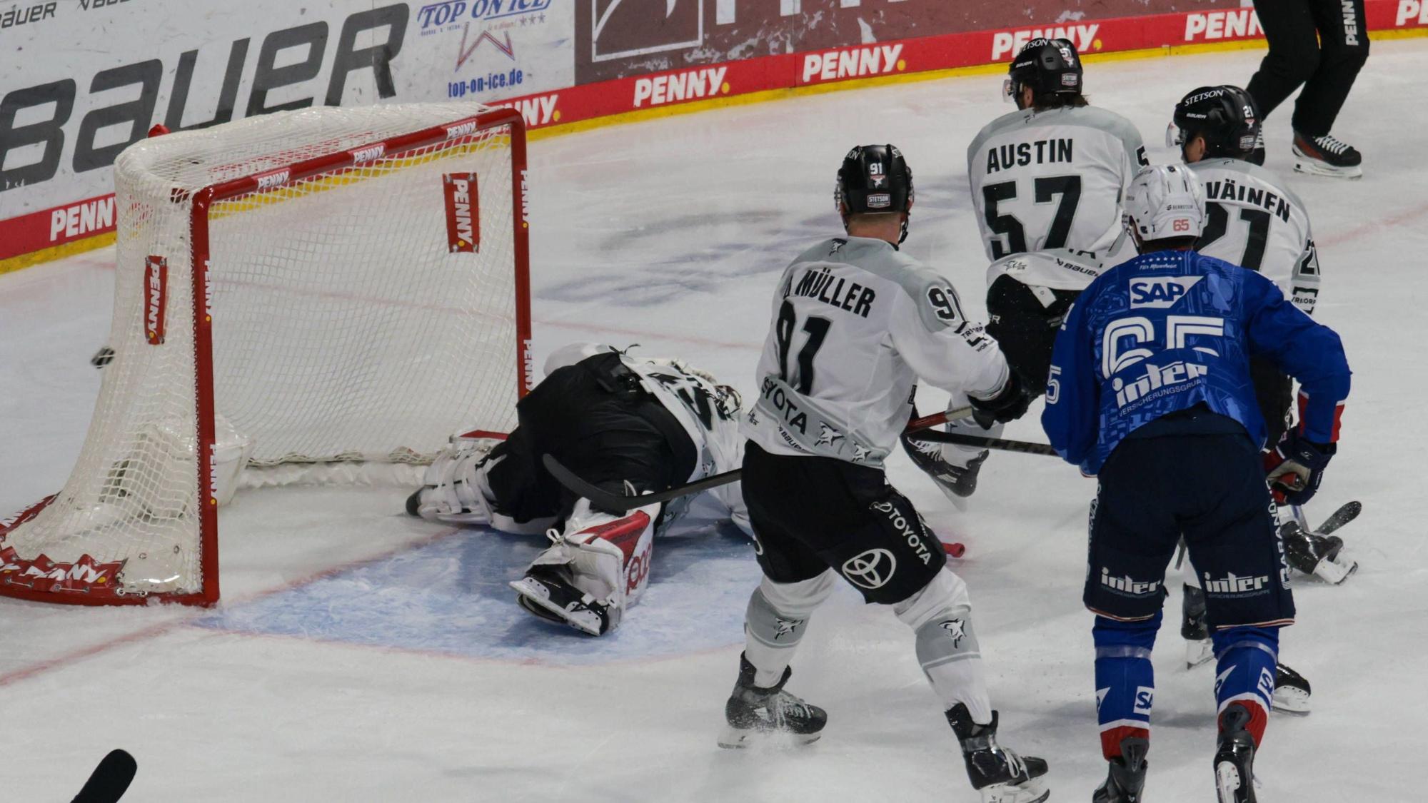 Der erste Streich von Justin Schütz (nicht im Bild). Haie-Goalie Tobias Ancicka ist bei Schuss seines Ex-Teamkollegen machtlos.