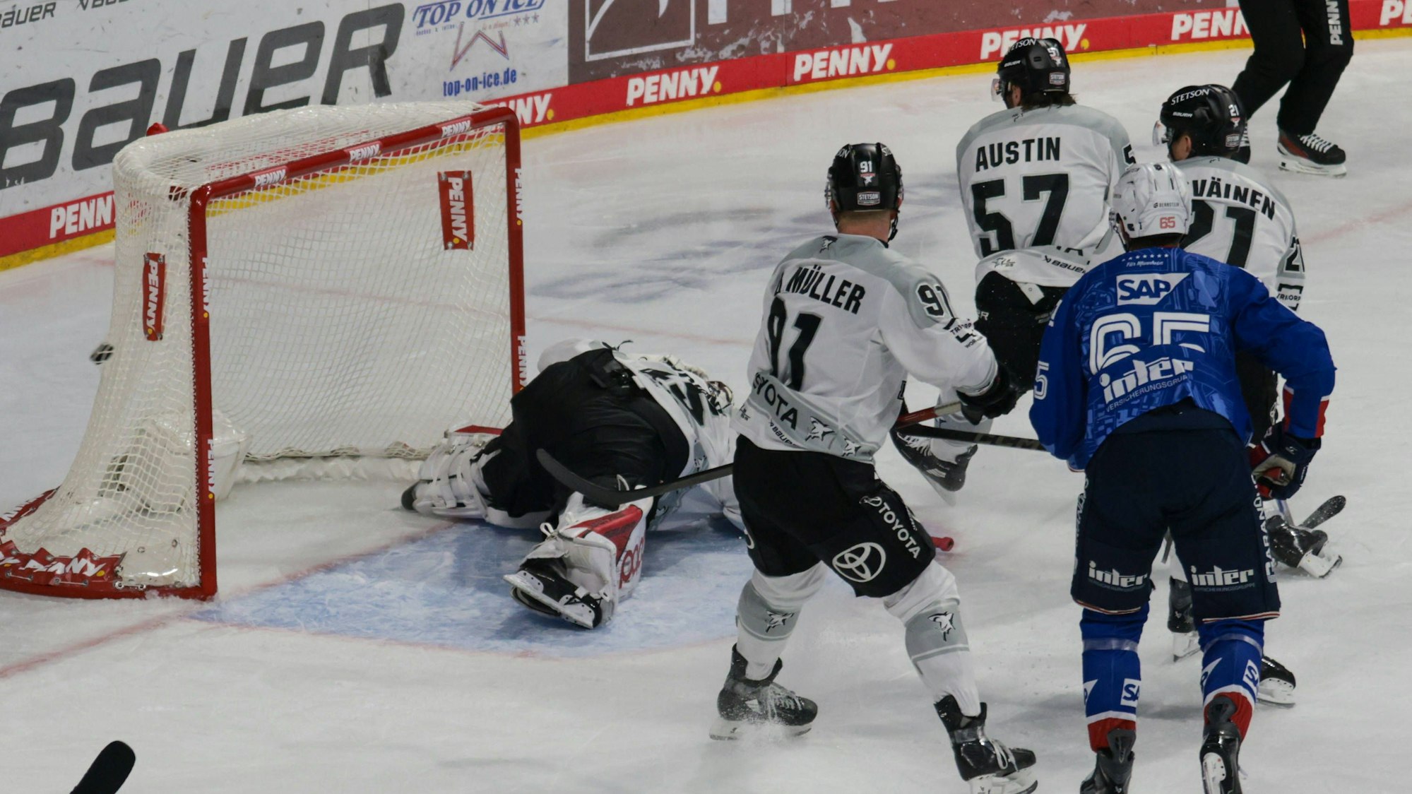 Der erste Streich von Justin Schütz (nicht im Bild). Haie-Goalie Tobias Ancicka ist bei Schuss seines Ex-Teamkollegen machtlos.