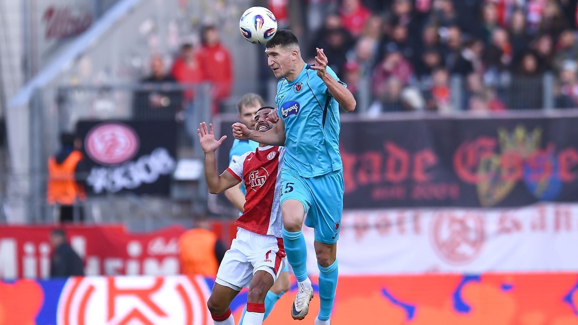 Fußball 3. Liga 11.Spieltag: Rot-Weiss Essen - Viktoria Köln am 18.10.2025 im Stadion an der Hafenstrasse in Essen
Christoph Greger ( Viktoria Köln ), vorne - Ramien Safi ( Rot-Weiss Essen ), hinten
Foto: Thorsten Tillmann / FUNKE Foto Services