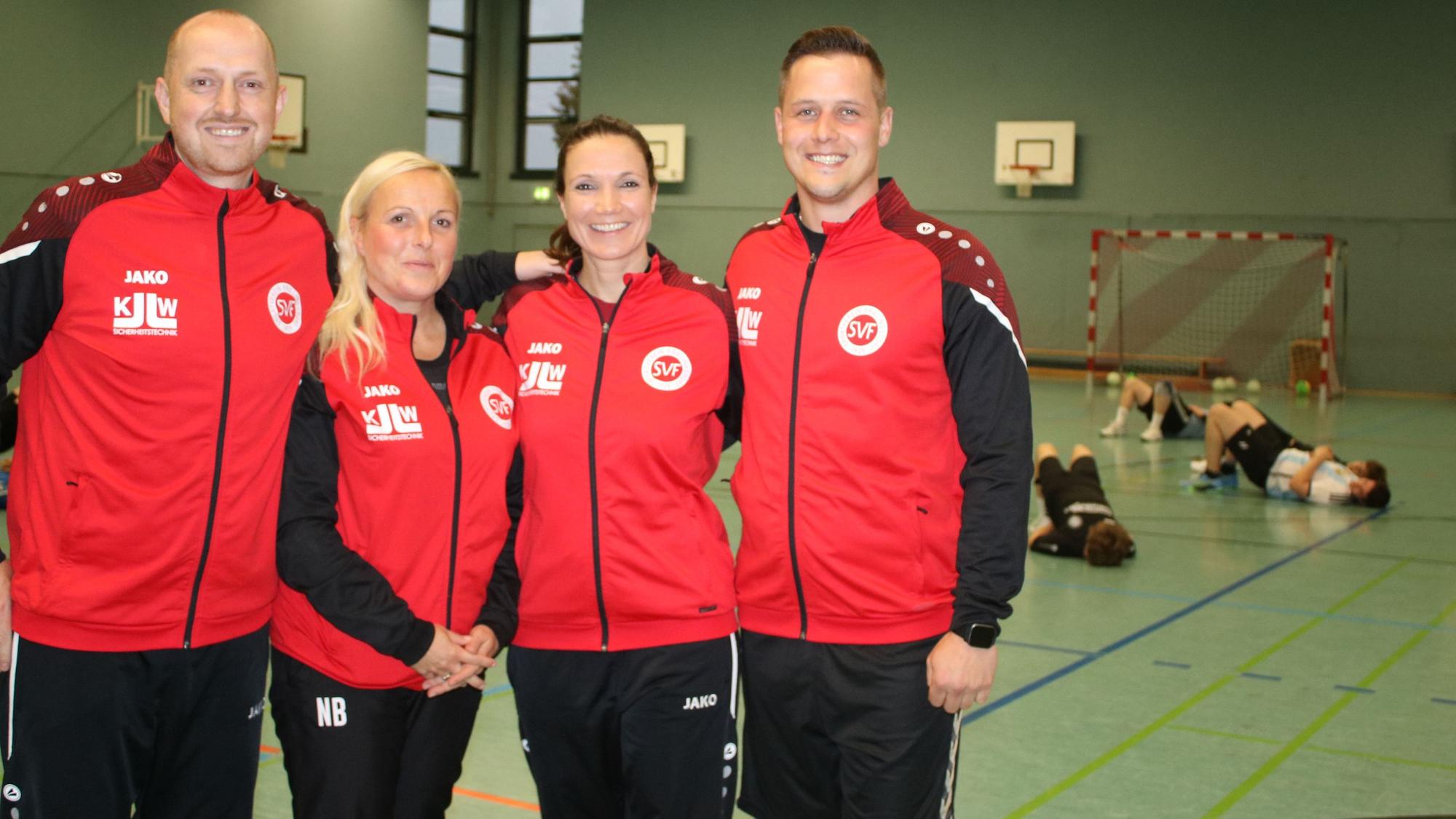 Der Vorstand der Handballabteilung des SV Frielingsdorf steht in einer Reihe.