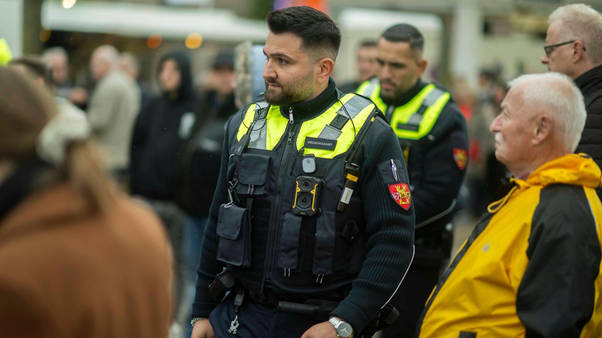 Das Bild zeigt zwei Beamte des Euskirchener Ordnungsamts, die erstmals mit Bodycams ausgestattet worden sind.