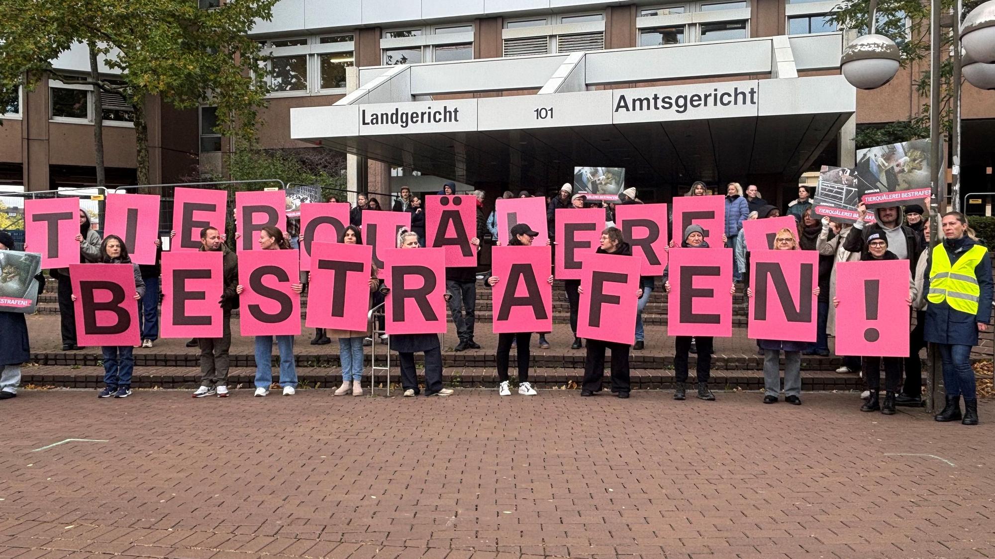 Vor dem Gerichtsgebäude in Köln demonstrierten im Oktober 2025 rund 40 Tierschützer.