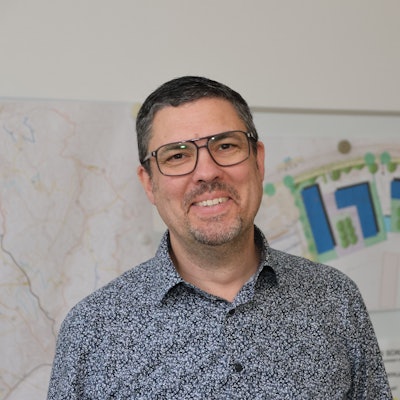 Jörg Bukowski (51), Morsbachs scheidender Rathauschef, vor Plänen für den „Wohnpark an der Wisser“, eine weitere, aber nicht neue Herausforderung für die kleine Gemeinde.