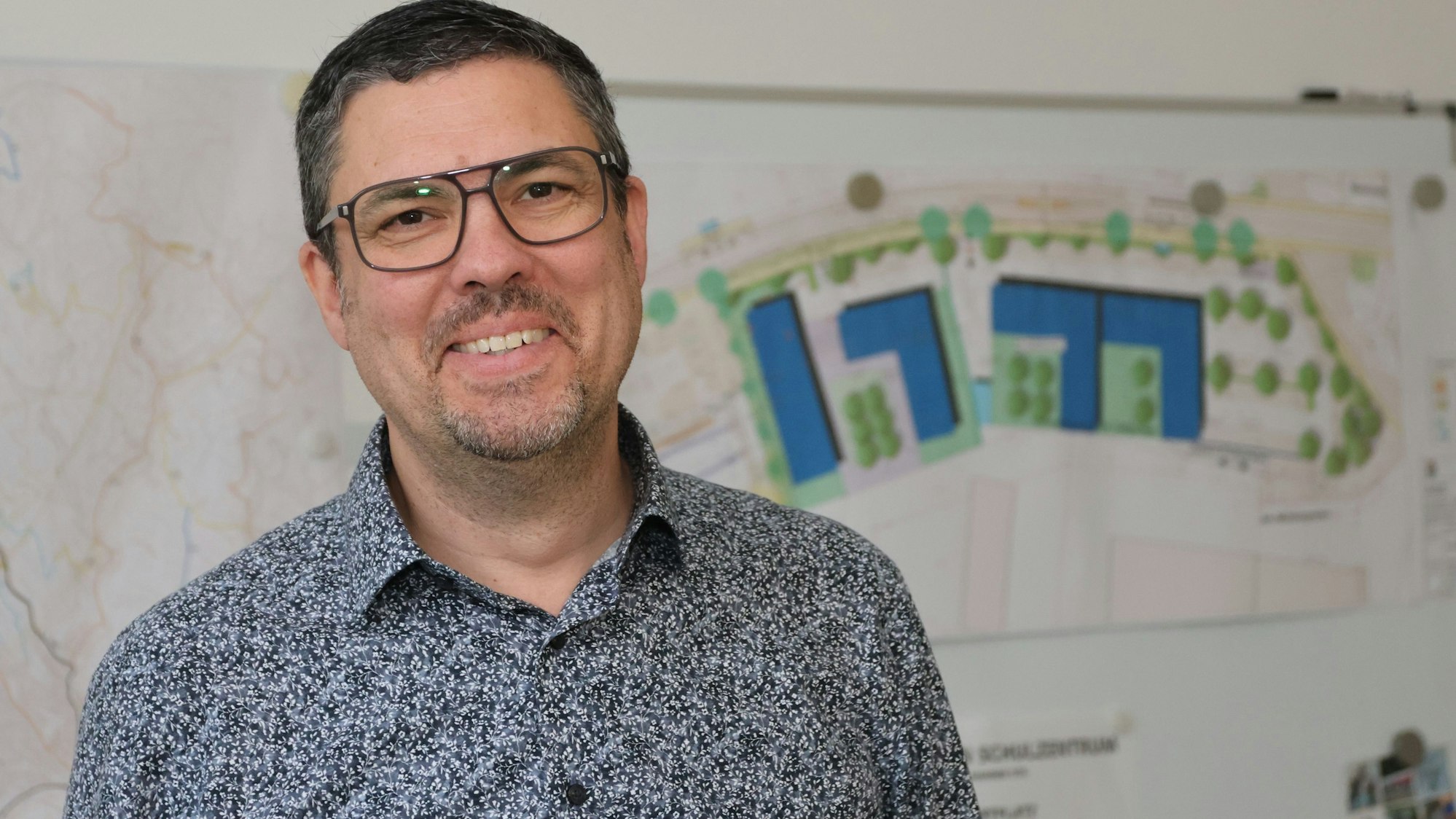 Jörg Bukowski (51), Morsbachs scheidender Rathauschef, vor Plänen für den „Wohnpark an der Wisser“, eine weitere, aber nicht neue Herausforderung für die kleine Gemeinde.