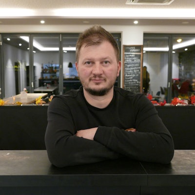 Vlad Buga (37) betreibt mit seiner Frau Maria das Vlamia Restaurant in Troisdorf.