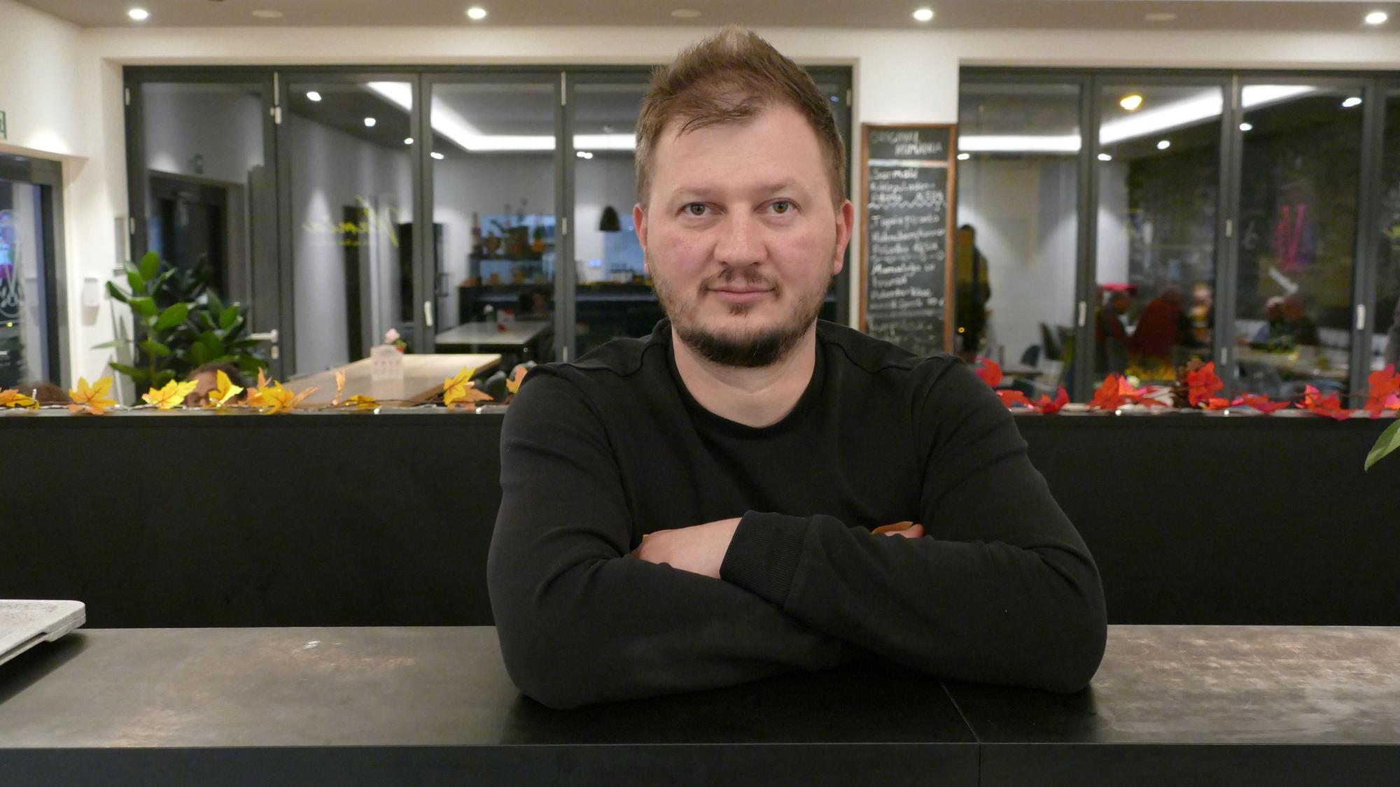 Vlad Buga (37) betreibt mit seiner Frau Maria das Vlamia Restaurant in Troisdorf.