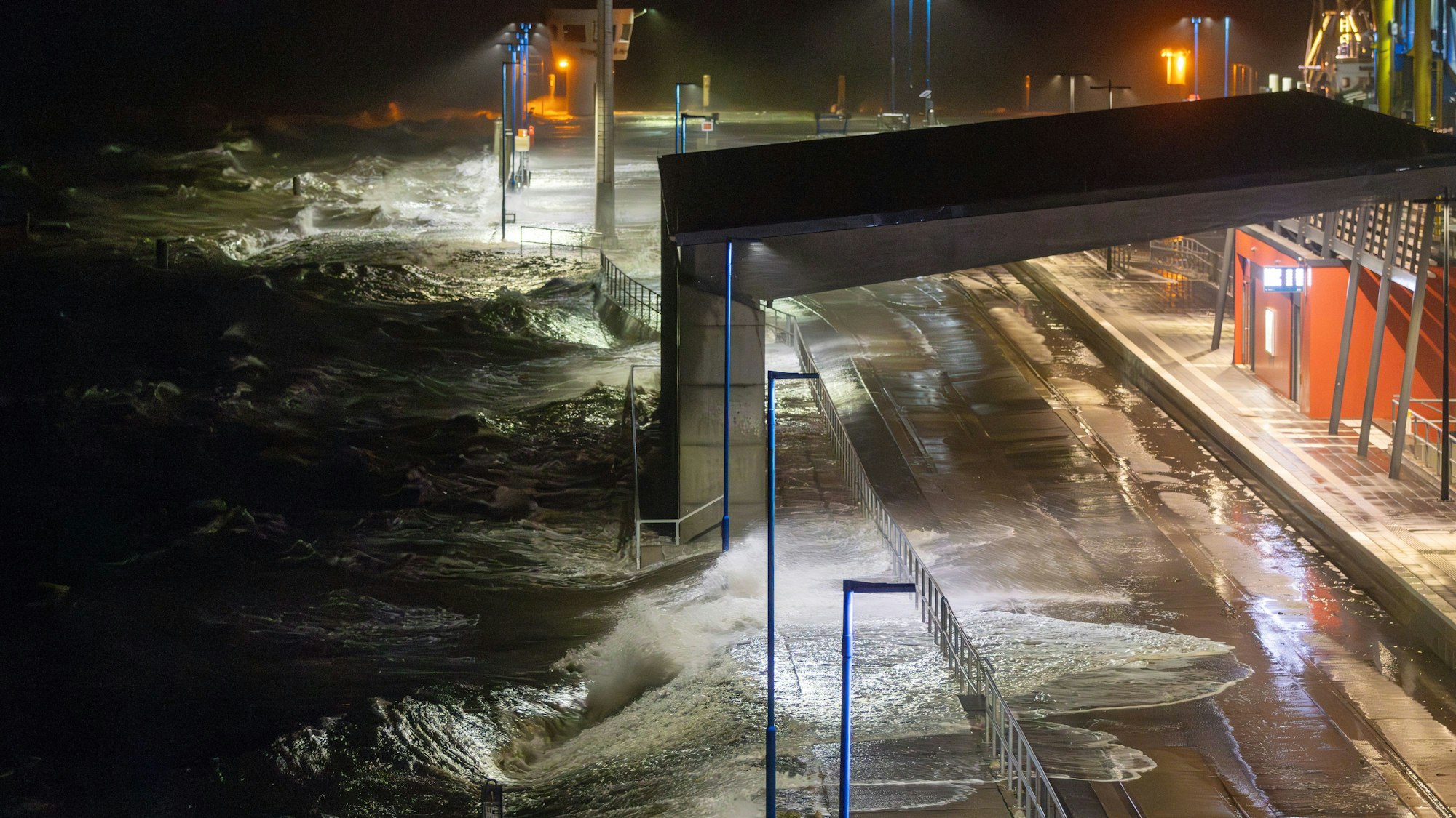 Das Wasser der Nordsee drückt bei Sturm auf den Fährhafen Dagebüll.