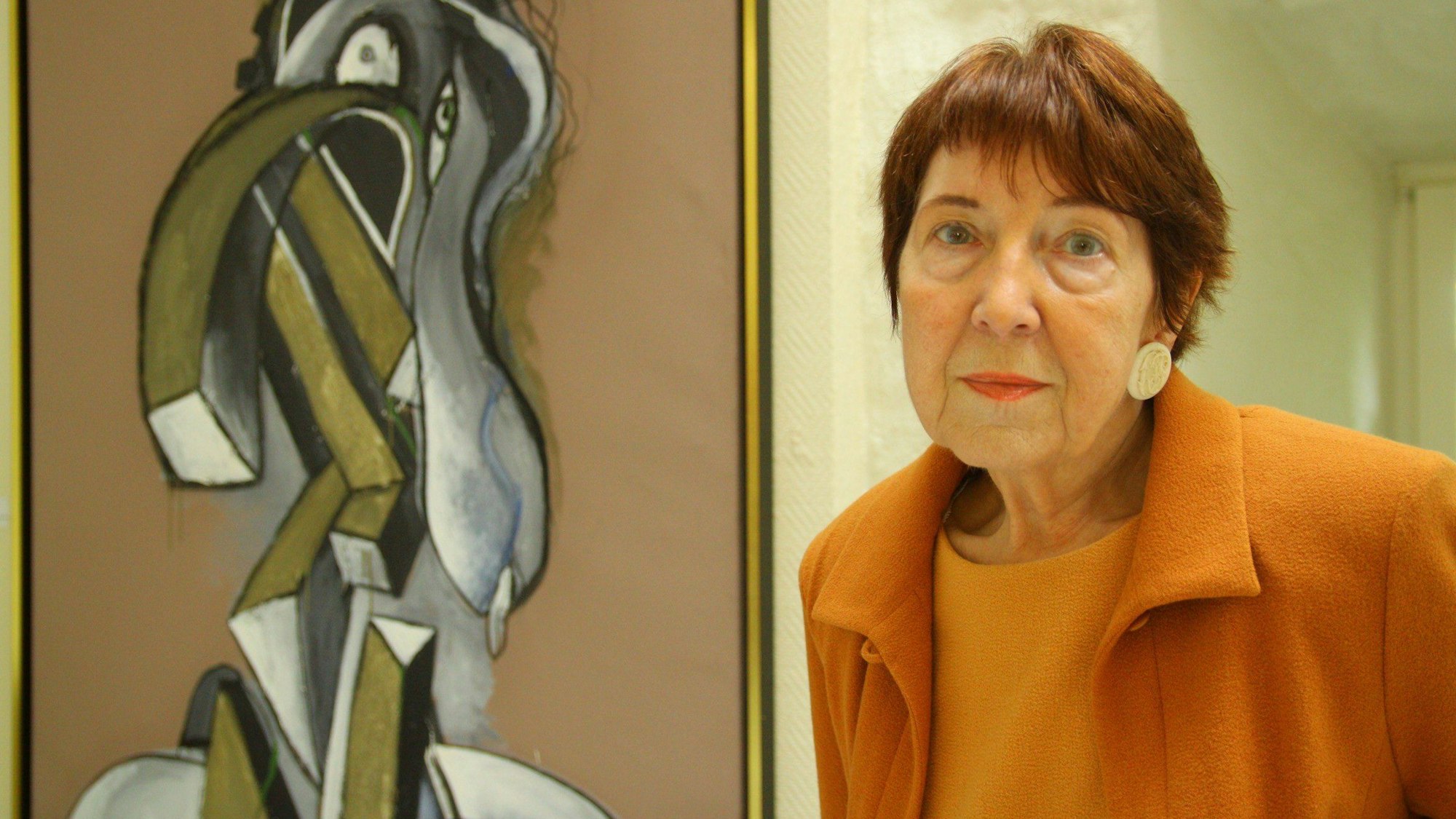 Inge Baecker neben einem Werk von Wolf Vostell, einem der wichtigesten Künstler der Galeristin.