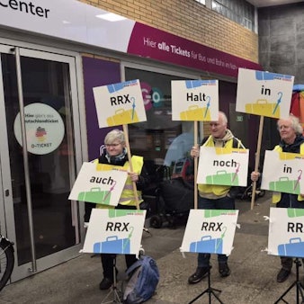Bürgerinitiative trommelt für RRX-Halt in Köln-Mülheim. Damit RRX-Züge künftig in Mülheim halten können, muss der Bahnhof ausgebaut werden