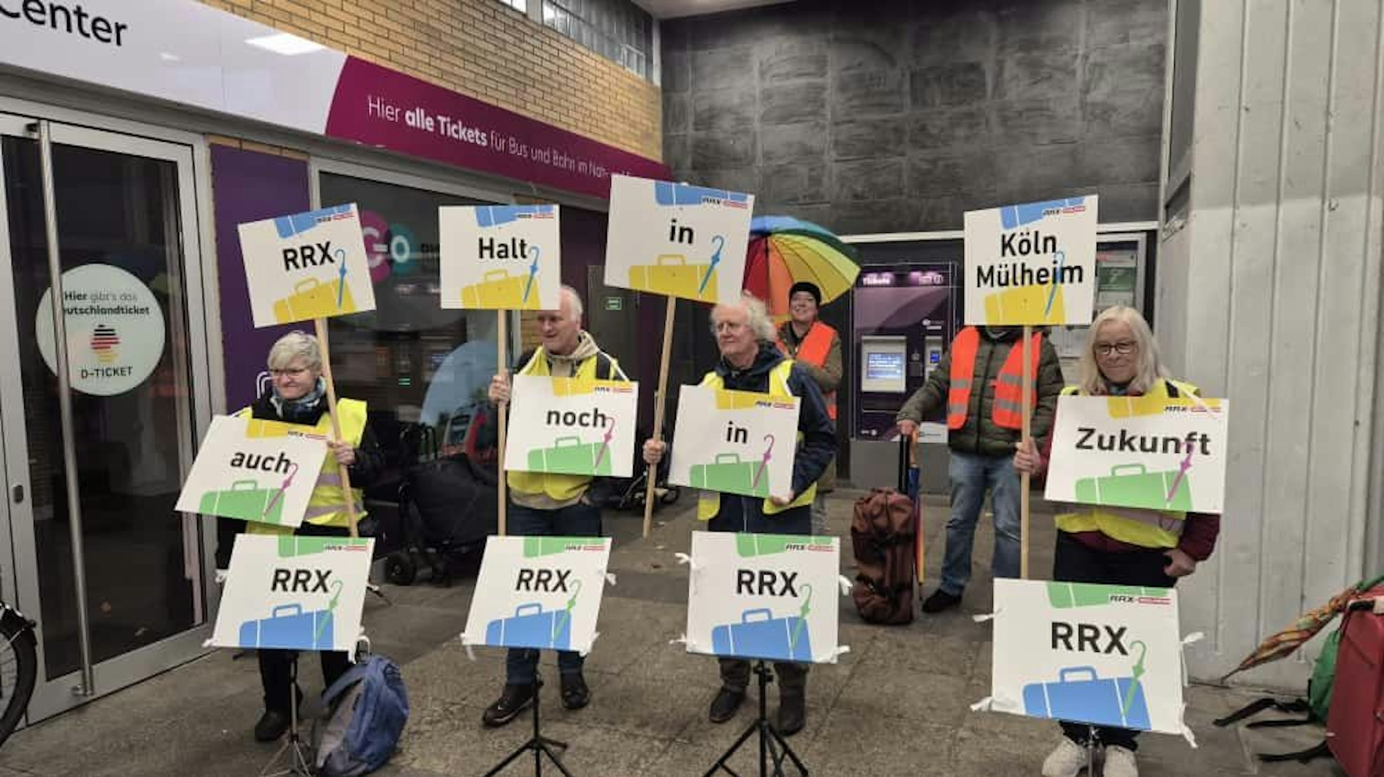 Bürgerinitiative trommelt für RRX-Halt in Köln-Mülheim. Damit RRX-Züge künftig in Mülheim halten können, muss der Bahnhof ausgebaut werden