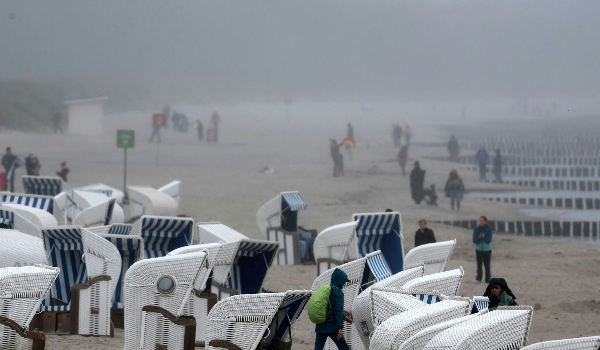 Einen Strandurlaub stellen sich Spanier entschieden anders vor. (Archivbild)