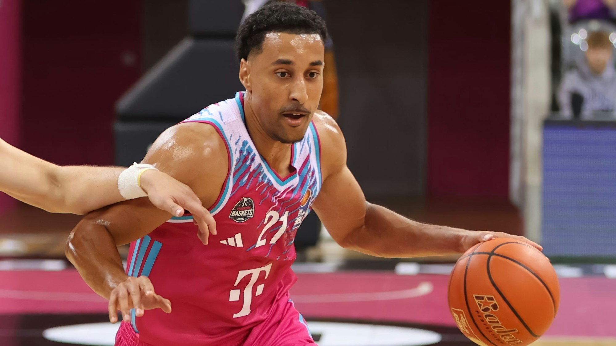 Bonns Neuzugang Joel Aminu soll Vechtas Aufbauspieler Alonzo Verge Jr. stoppen.