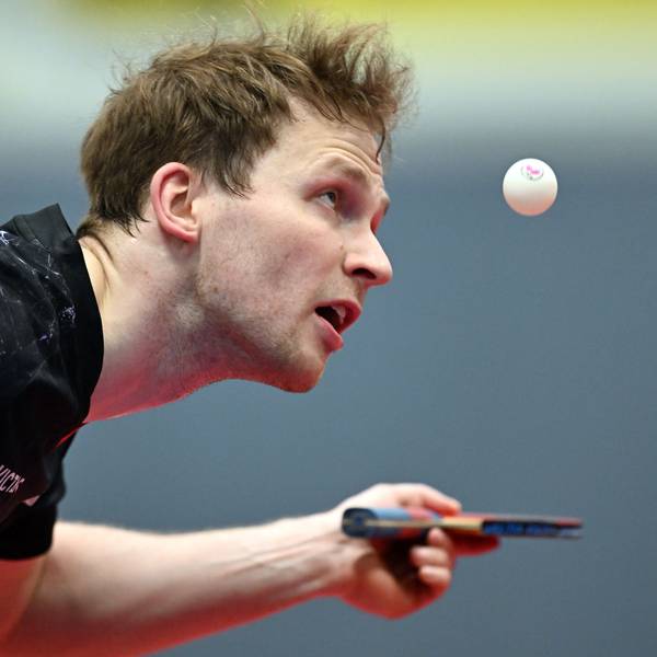 Benedikt Duda fixiert den Tischtennisball mit den Augen.