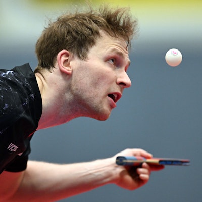 Benedikt Duda fixiert den Tischtennisball mit den Augen.
