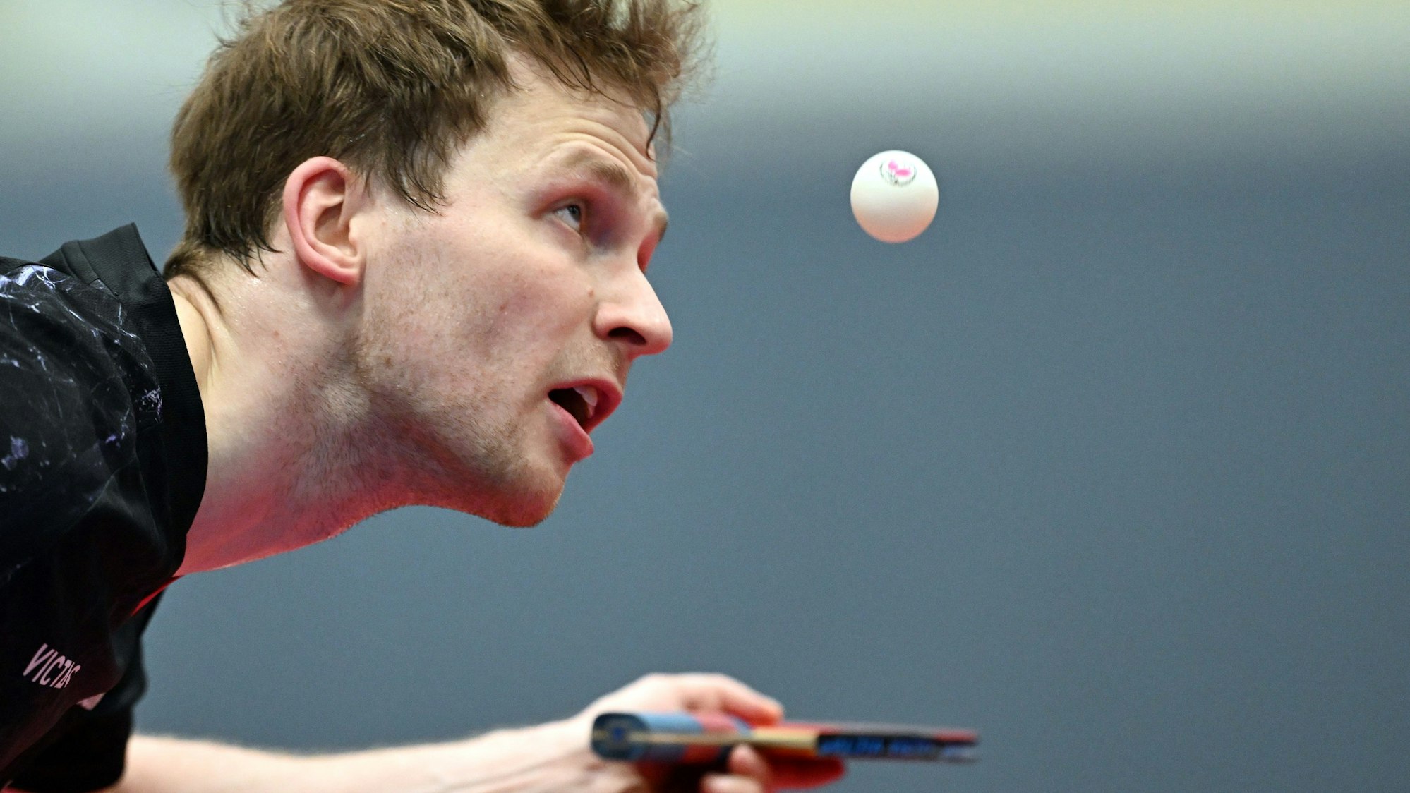 Benedikt Duda fixiert den Tischtennisball mit den Augen.