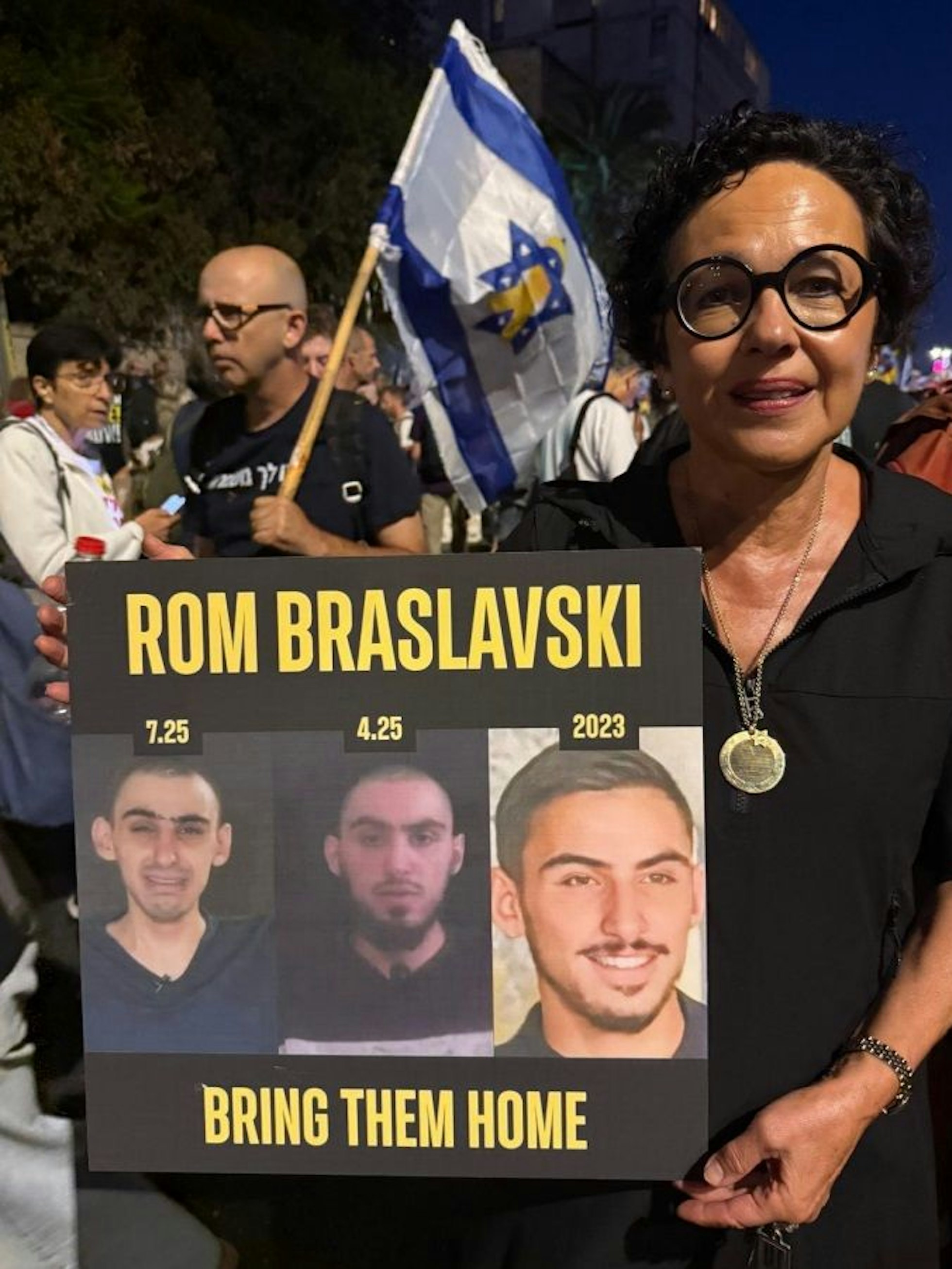 Das Foto zeigt die Nümbrechterin Marion Reinecke bei einer Demo in Jerusalem mit einem Schild, das an die deutsche Hamas-Geisel Rom Braslavski erinnerte.