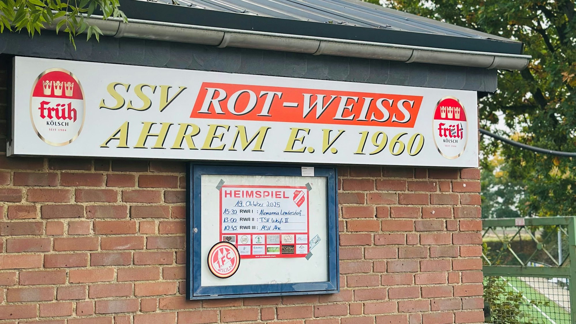 Zu sehen ist das Schild eines Vereins an einem Haus.