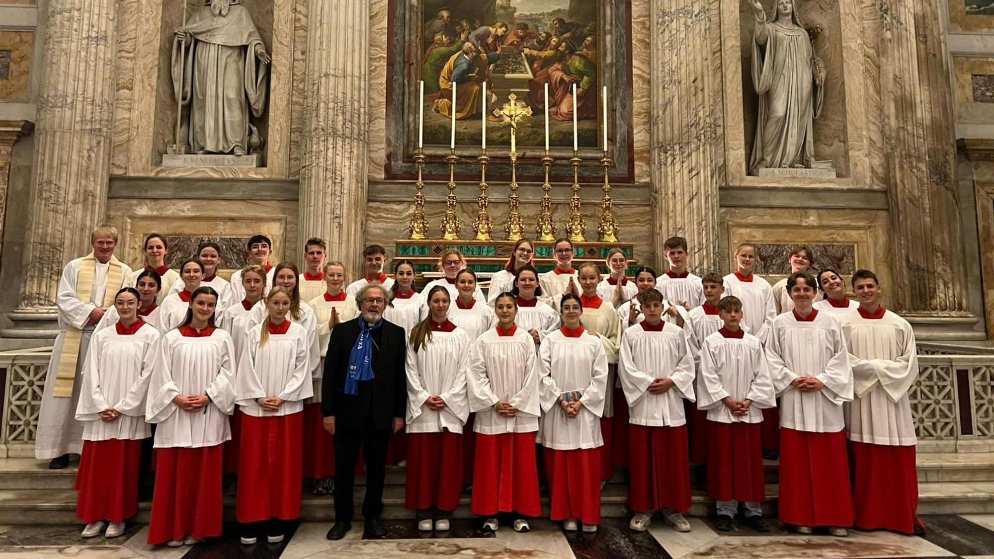 Gruppenfoto einer Messdienergruppe in St. Paul vor den Mauern.