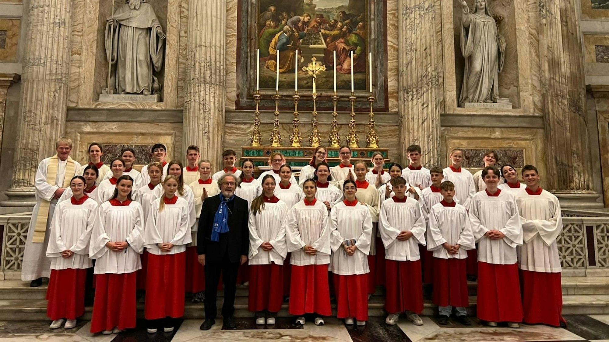 Gruppenfoto einer Messdienergruppe in St. Paul vor den Mauern.