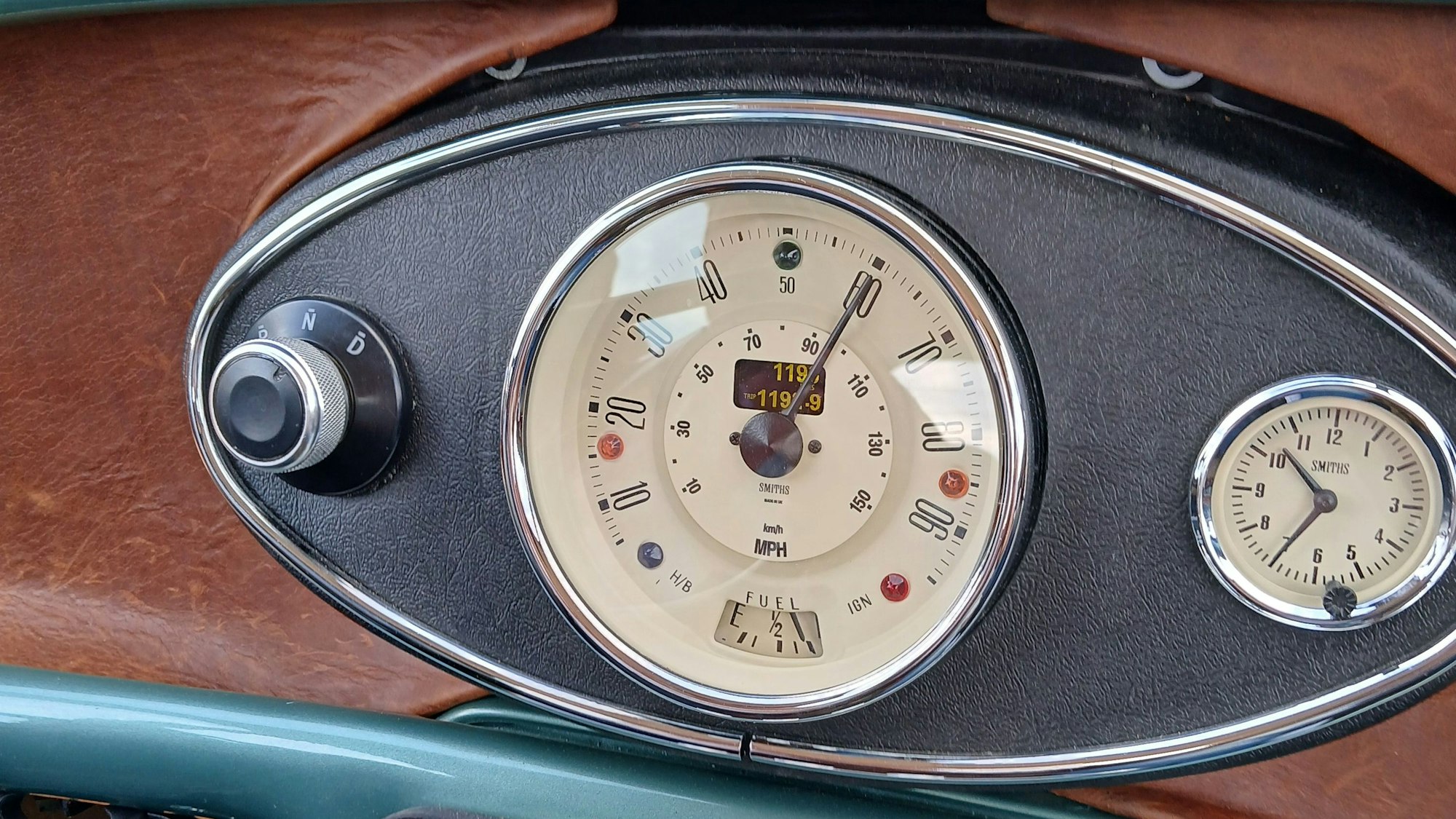 Das Bild zeigt einen runden Tacho, dessen Zeiger auf 60 steht.