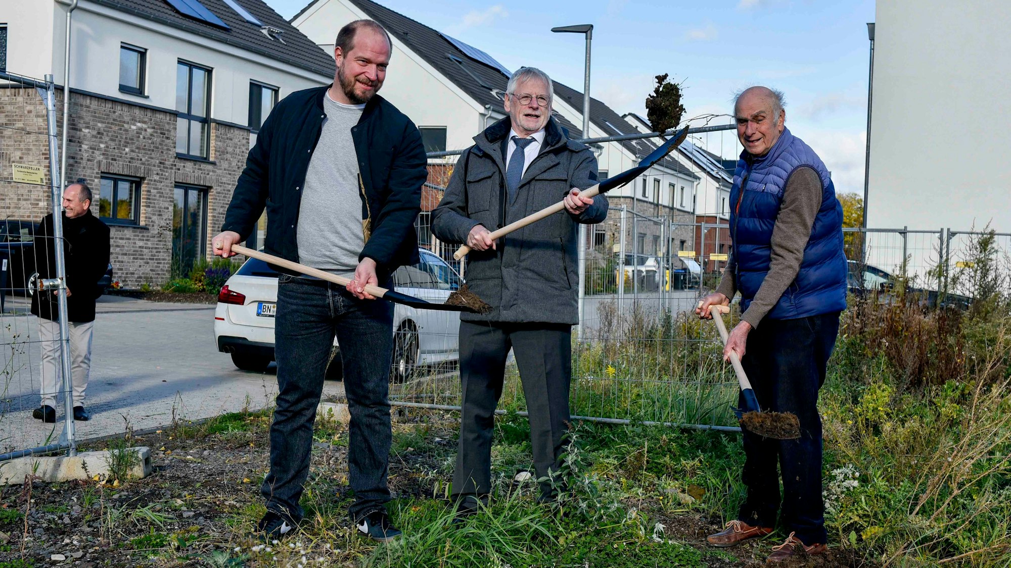 Zu sehen Einrichtungsleiter Jan Hoffmann, Bürgermeister Dieter Freytag und der Vorsitzende der Bürgerstiftung Brühl, Dr. Bernd Boecken, beim ersten Spatenstich.