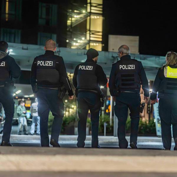 Das Bild zeigt fünf Polizeibeamte, die am Euskirchener Bahnhof Streife gehen.