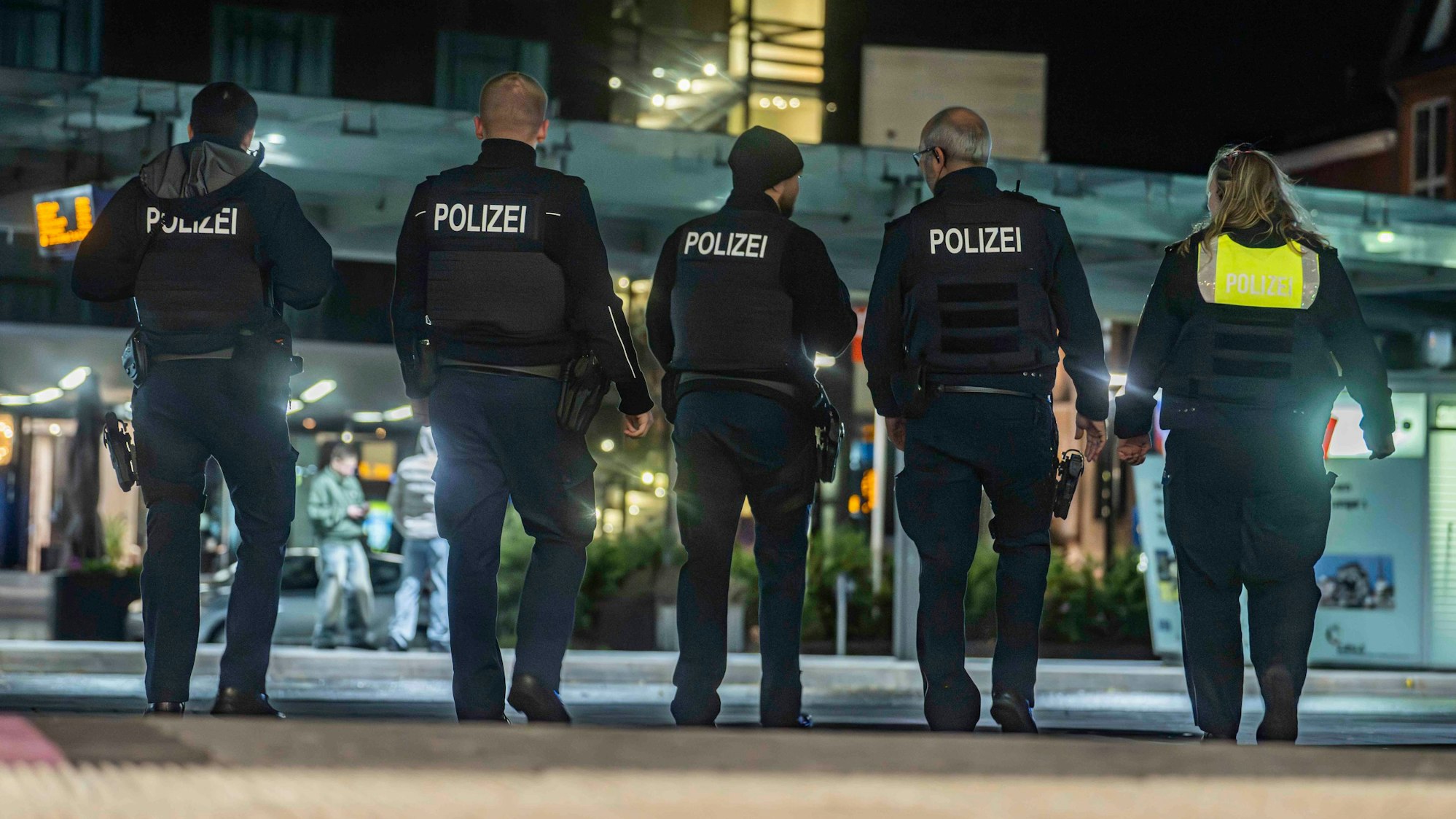 Das Bild zeigt fünf Polizeibeamte, die am Euskirchener Bahnhof Streife gehen.
