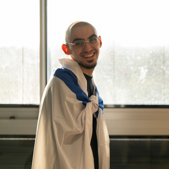 Rom Braslavski nach seiner Freilassung im Sheba Medical Center. Braslavski war von der Hamas vom  Nova-Musikfestival entführt worden und wurde zwei Jahre als Geisel festgehalten.